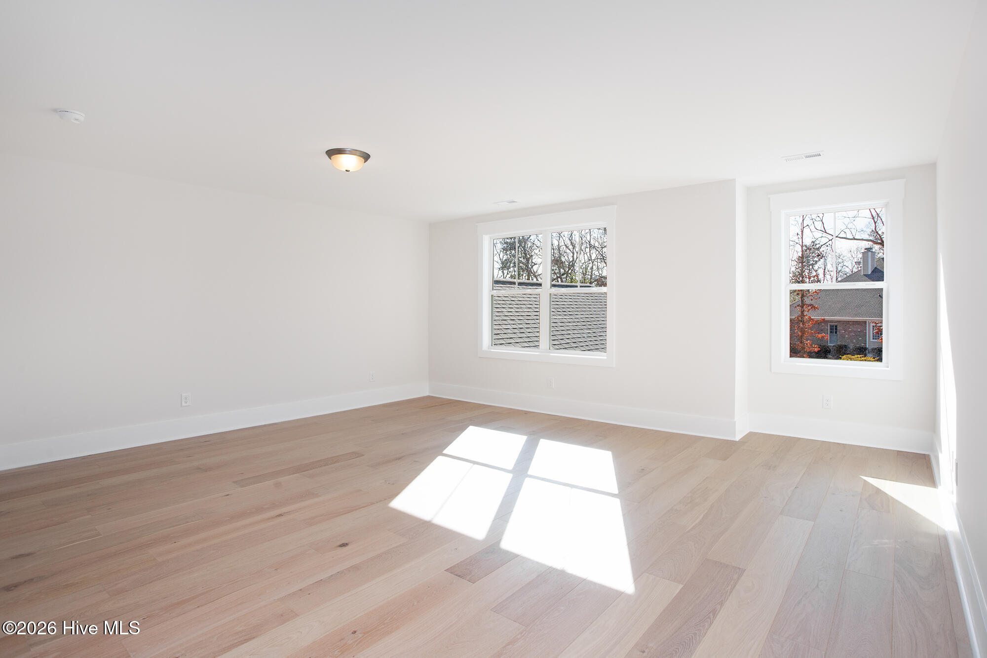 100548303 | Photo 16