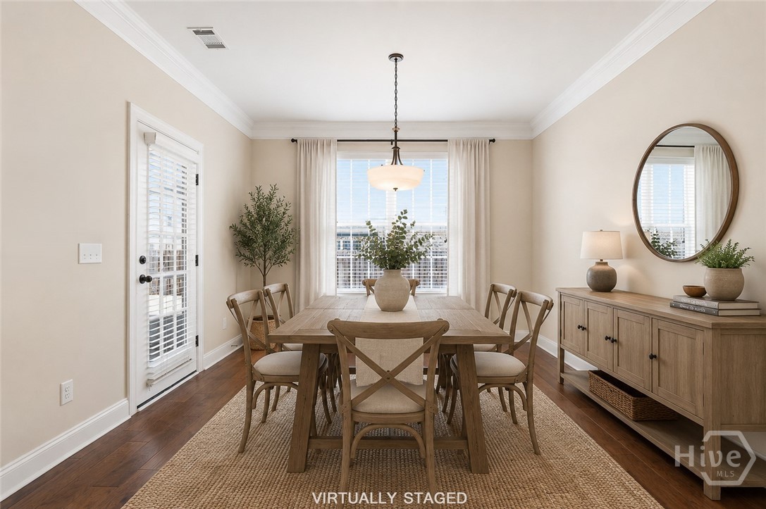 Casual Eat-In Kitchen