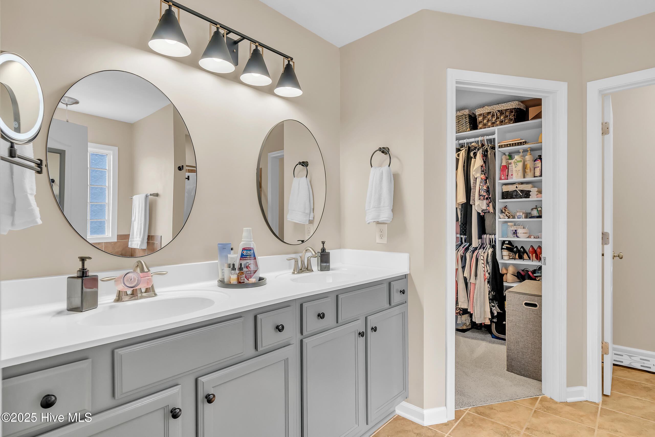 100543467 | Photo 19