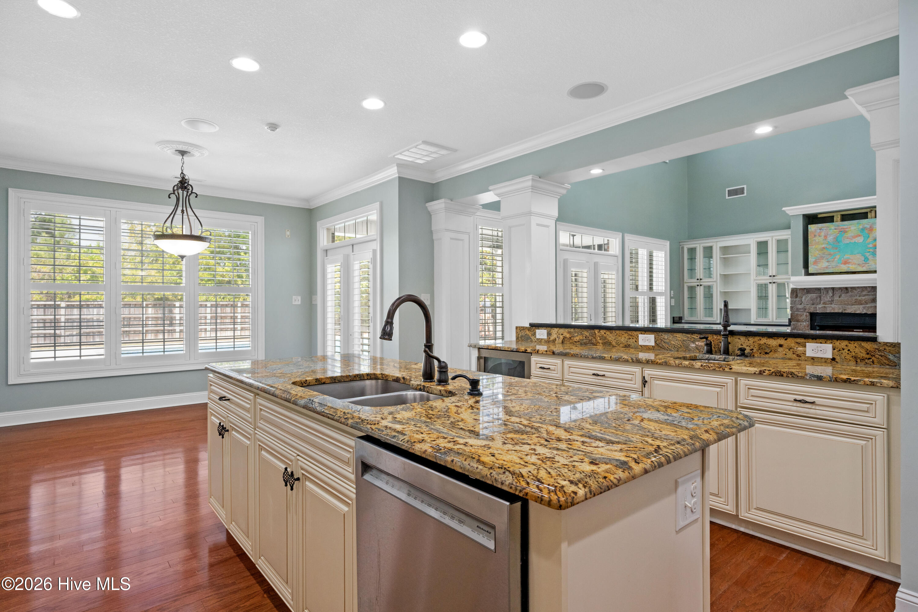 100565289 | Photo 23