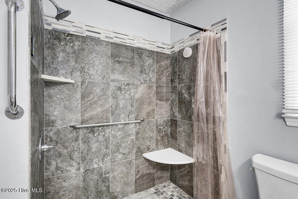 100508379 | Photo 19