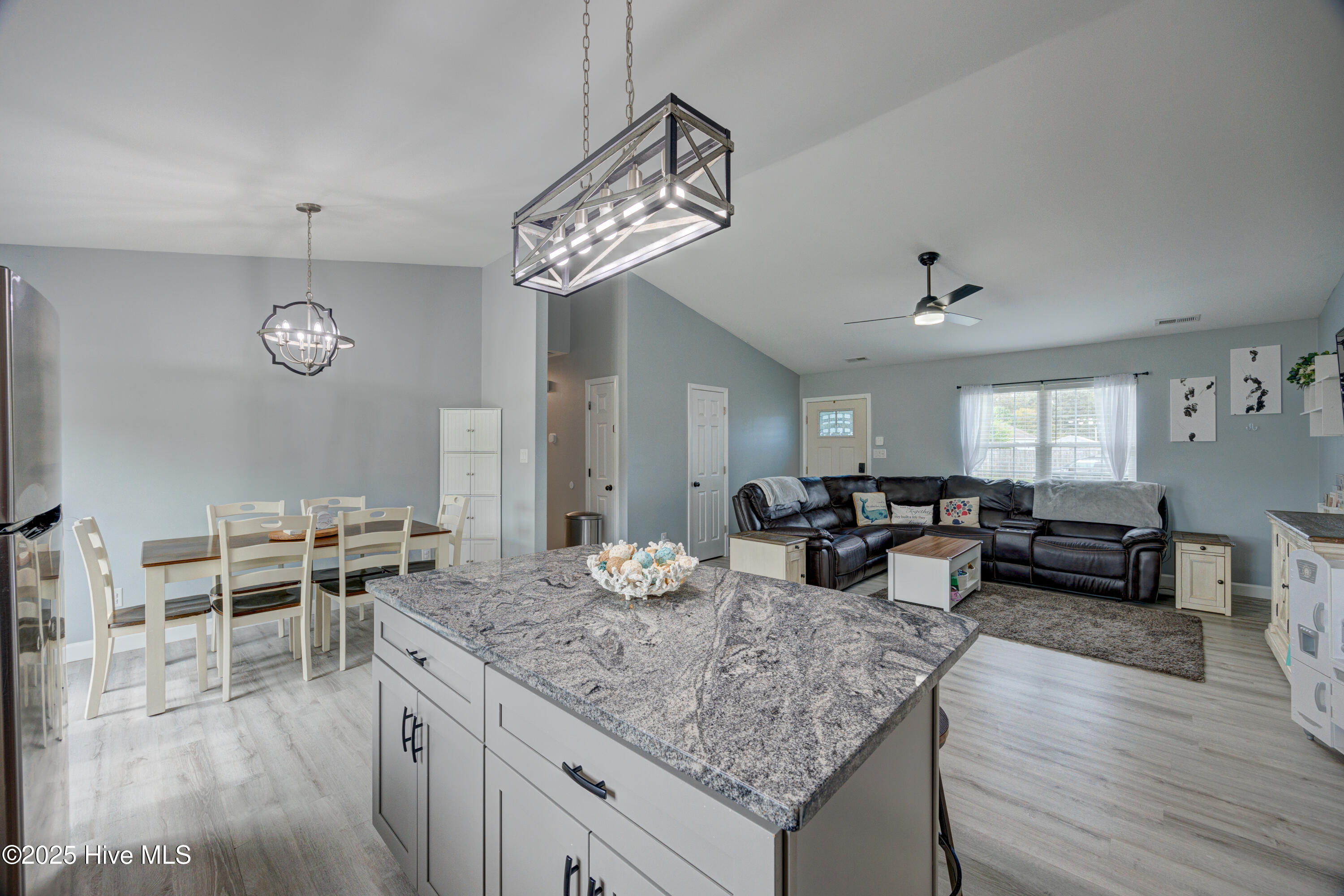 100561437 | Photo 18