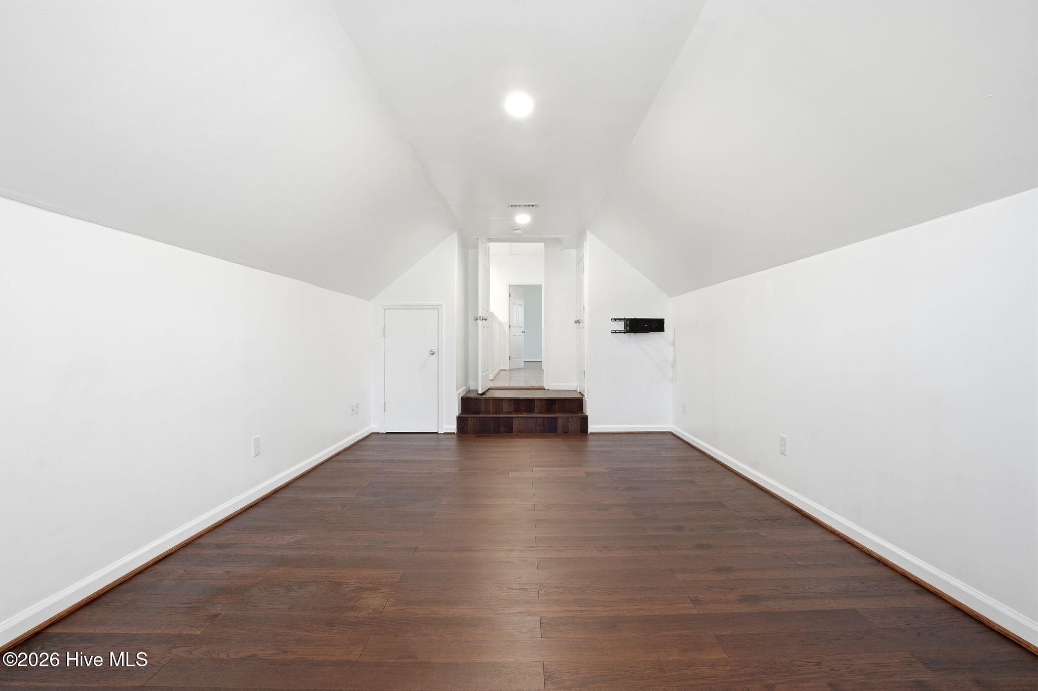 100560935 | Photo 65