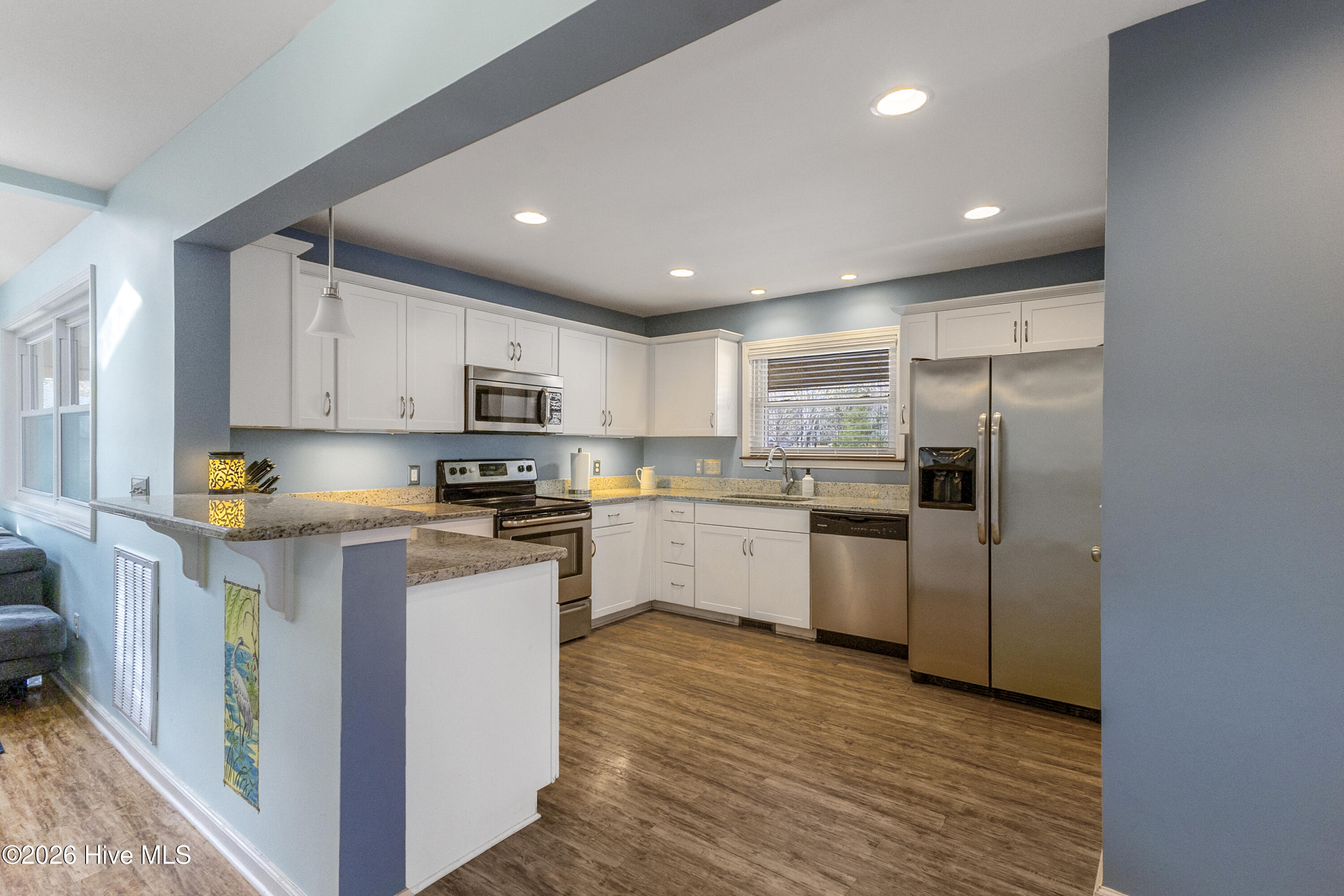 100550645 | Photo 11