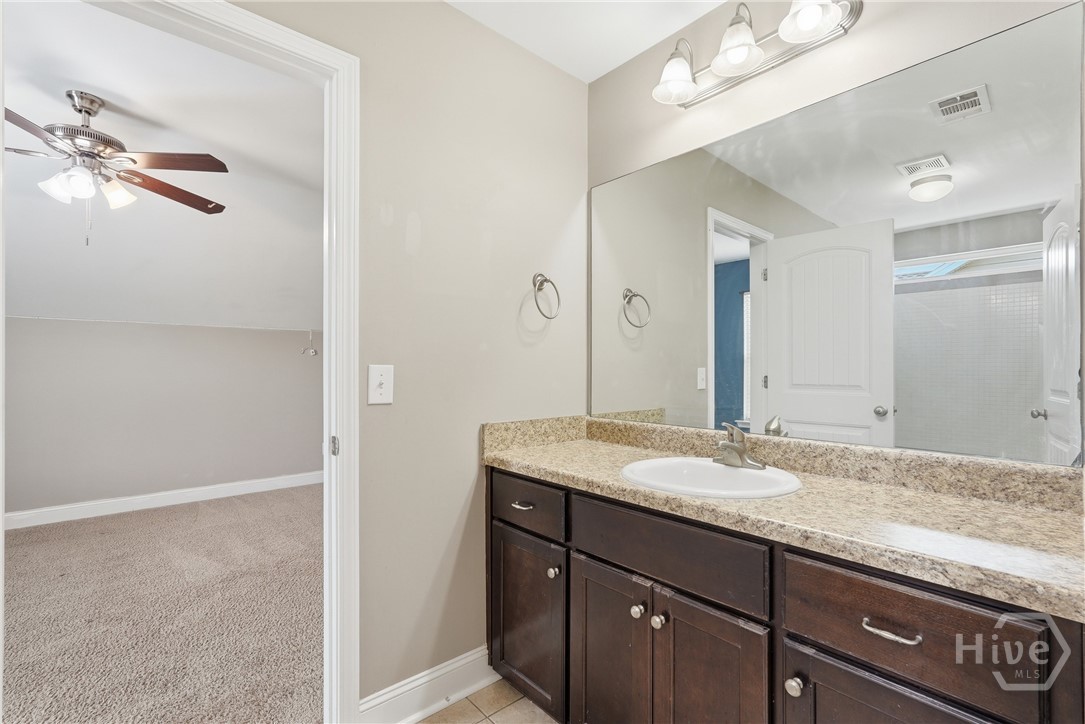 Upstairs bathroom2
