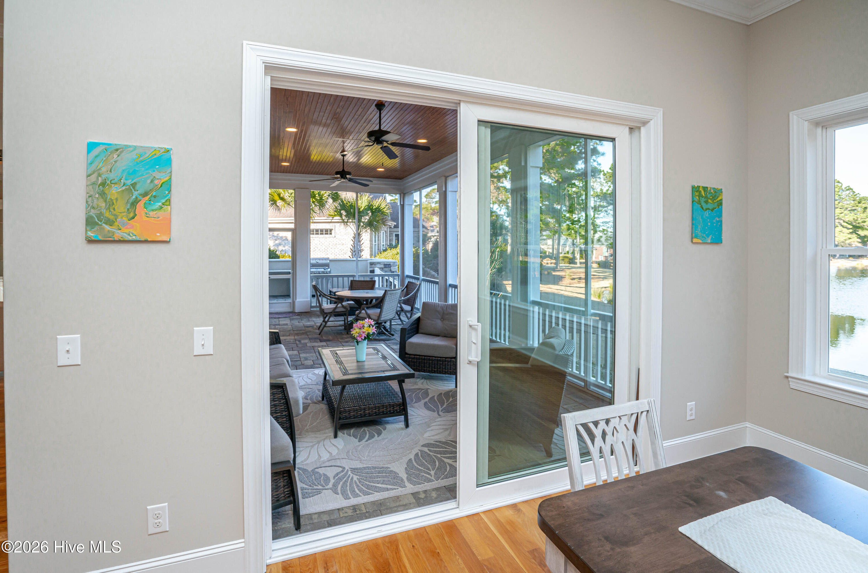 100550389 | Photo 32