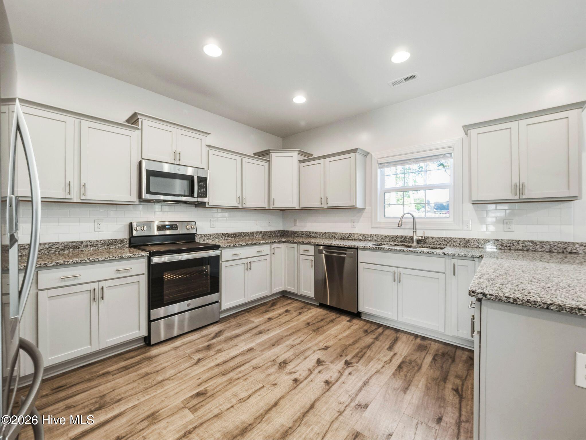 100570227 | Photo 16