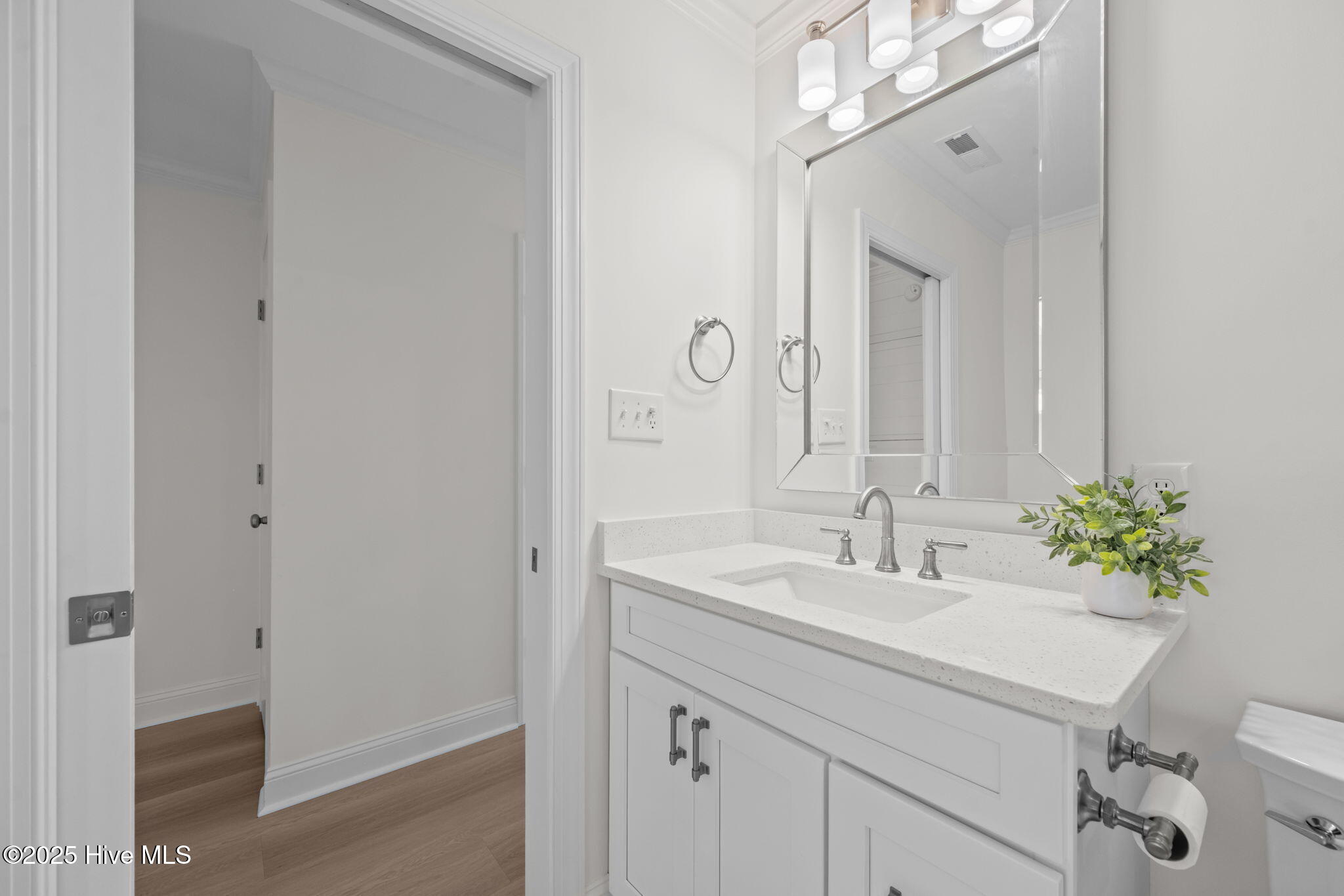 100546073 | Photo 26