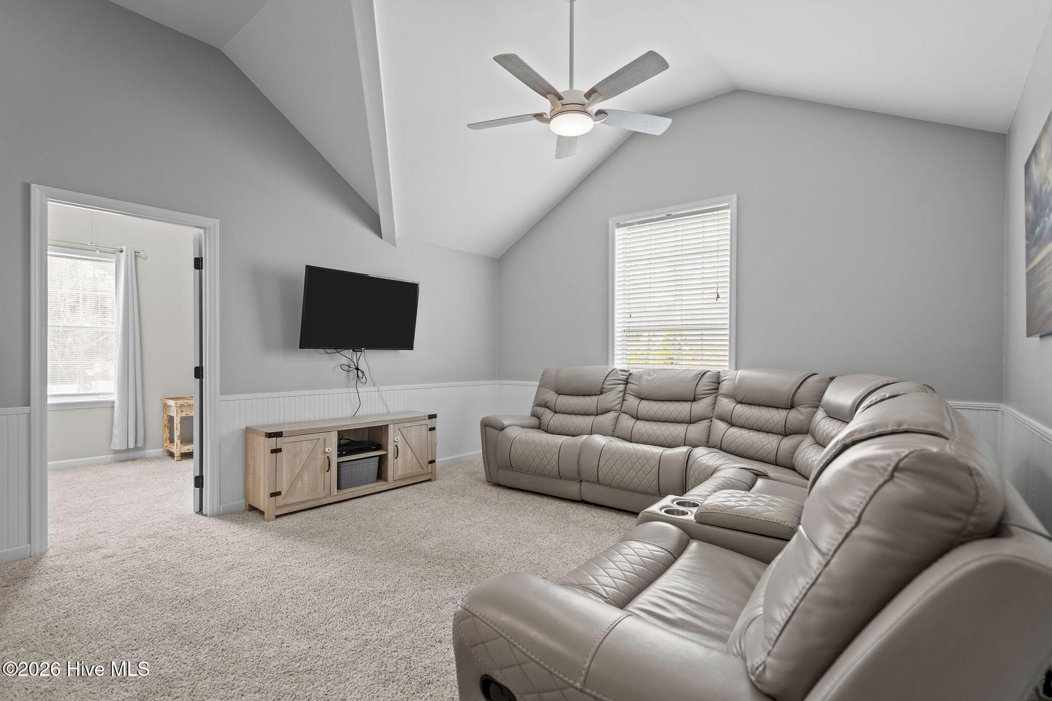 100548092 | Photo 40