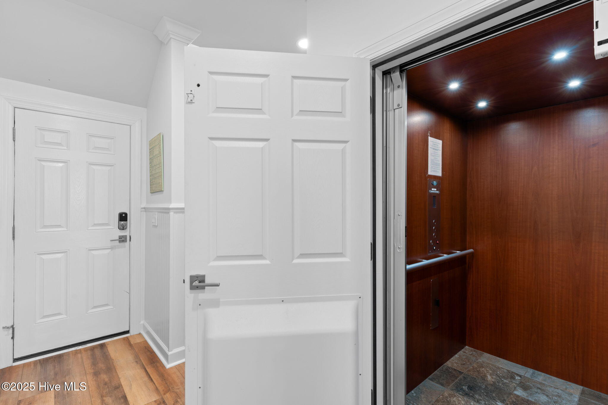 100513895 | Photo 47