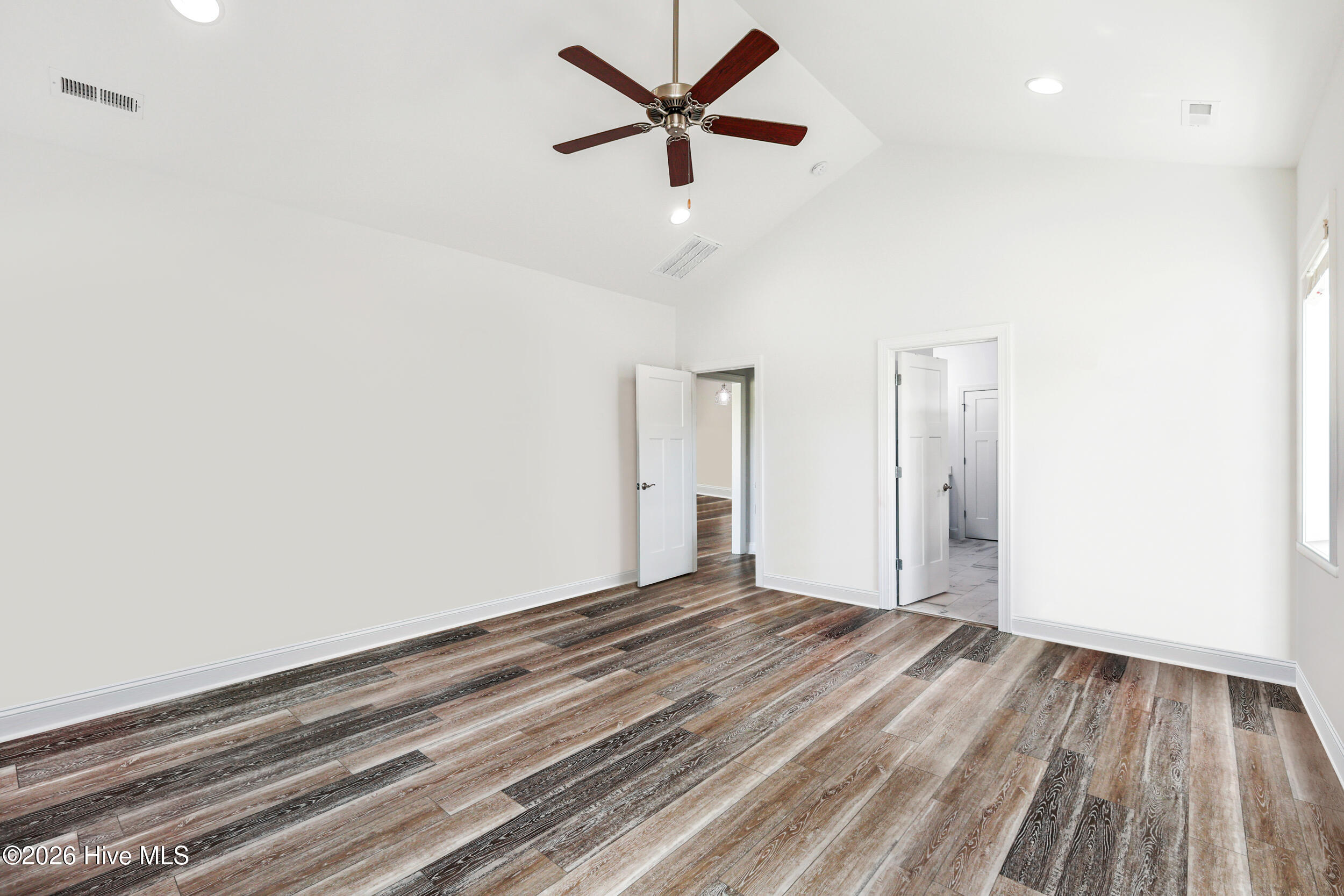 100569219 | Photo 23