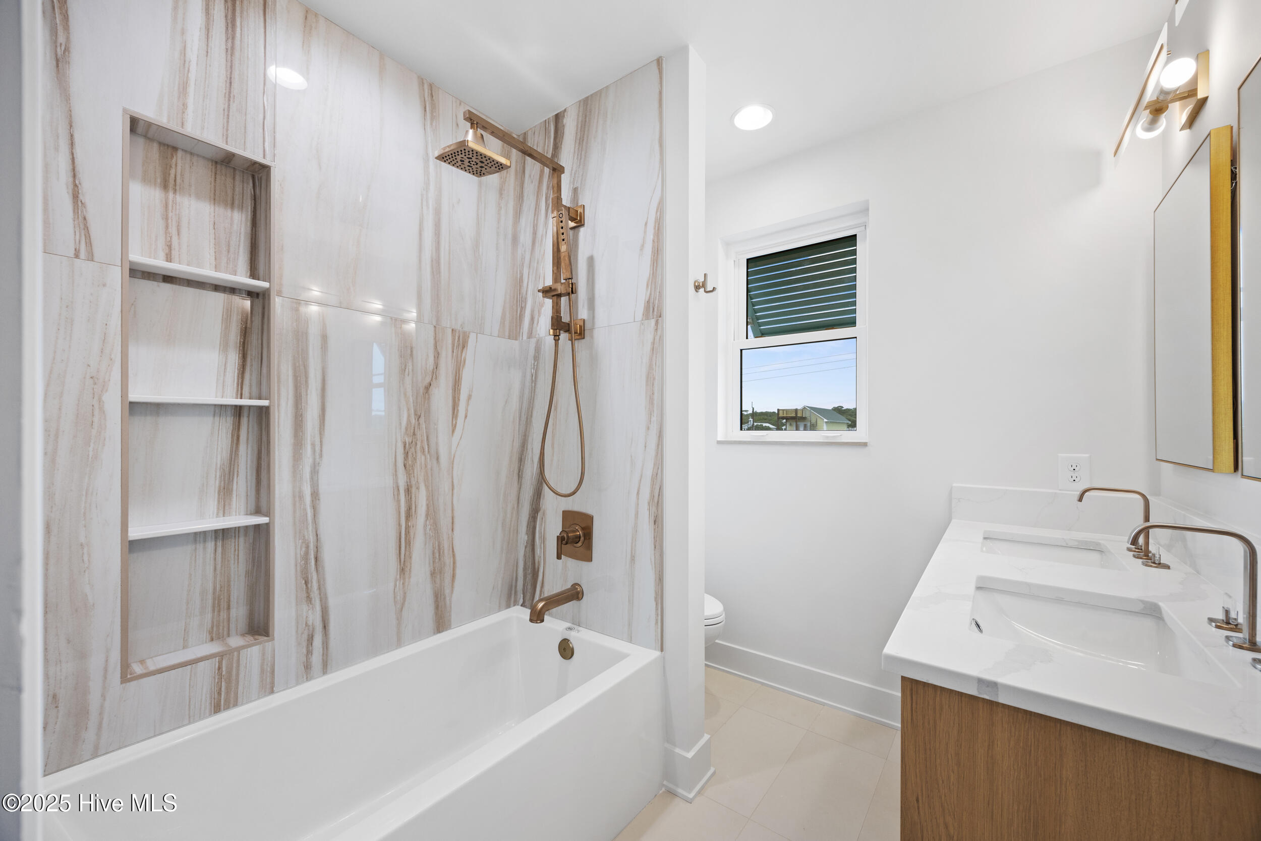 100544110 | Photo 46