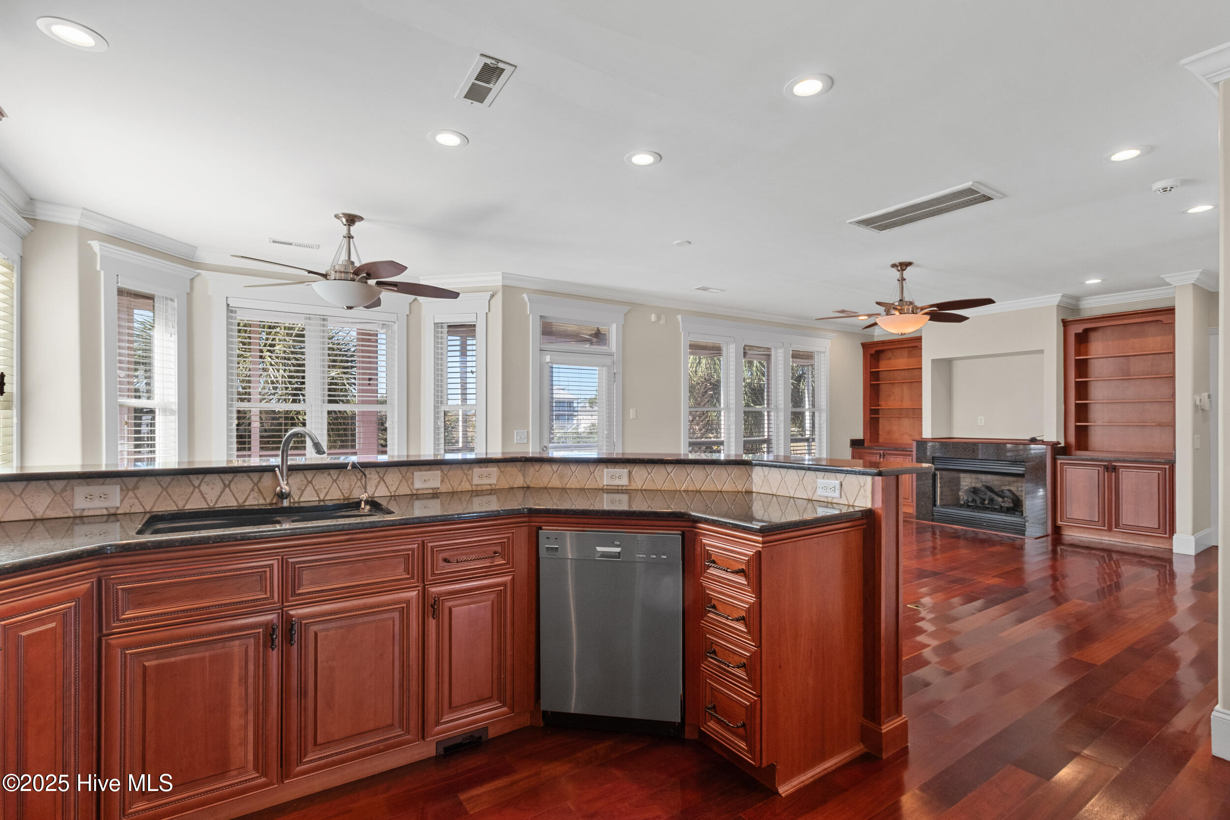 100538767 | Photo 12