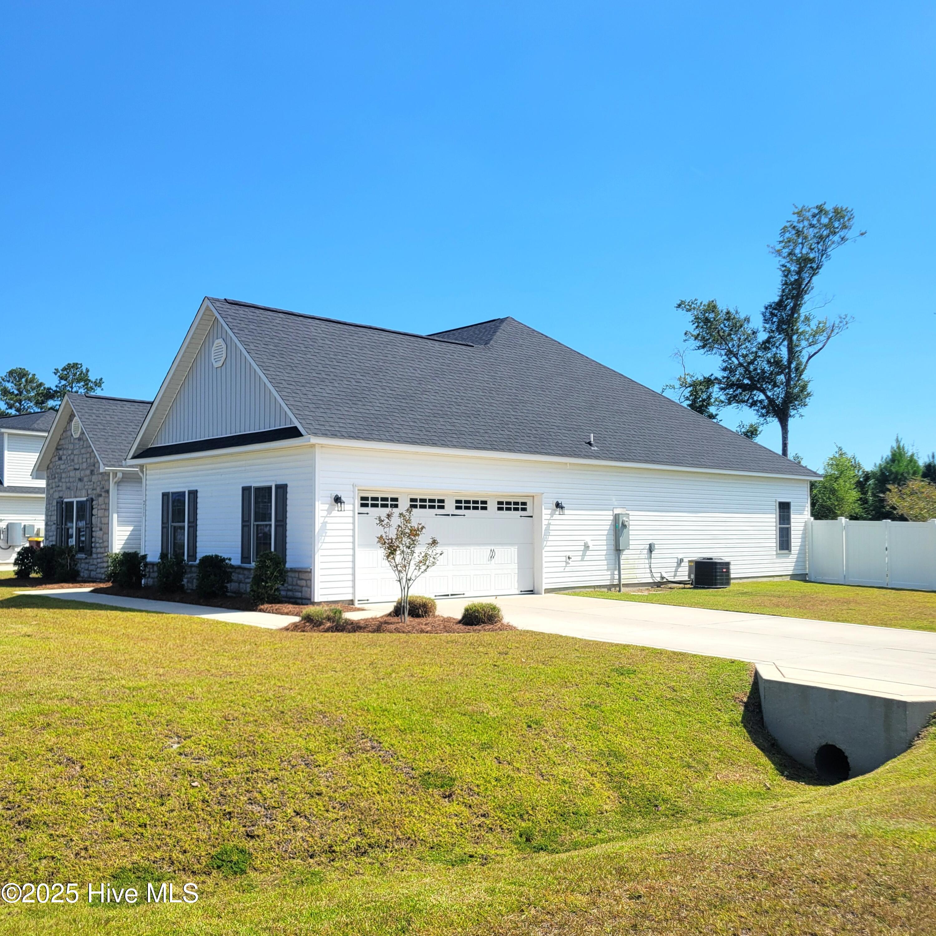 211 W Broughton Lane, Rocky Point, NC 28457 – photo 6: 20250904_143329