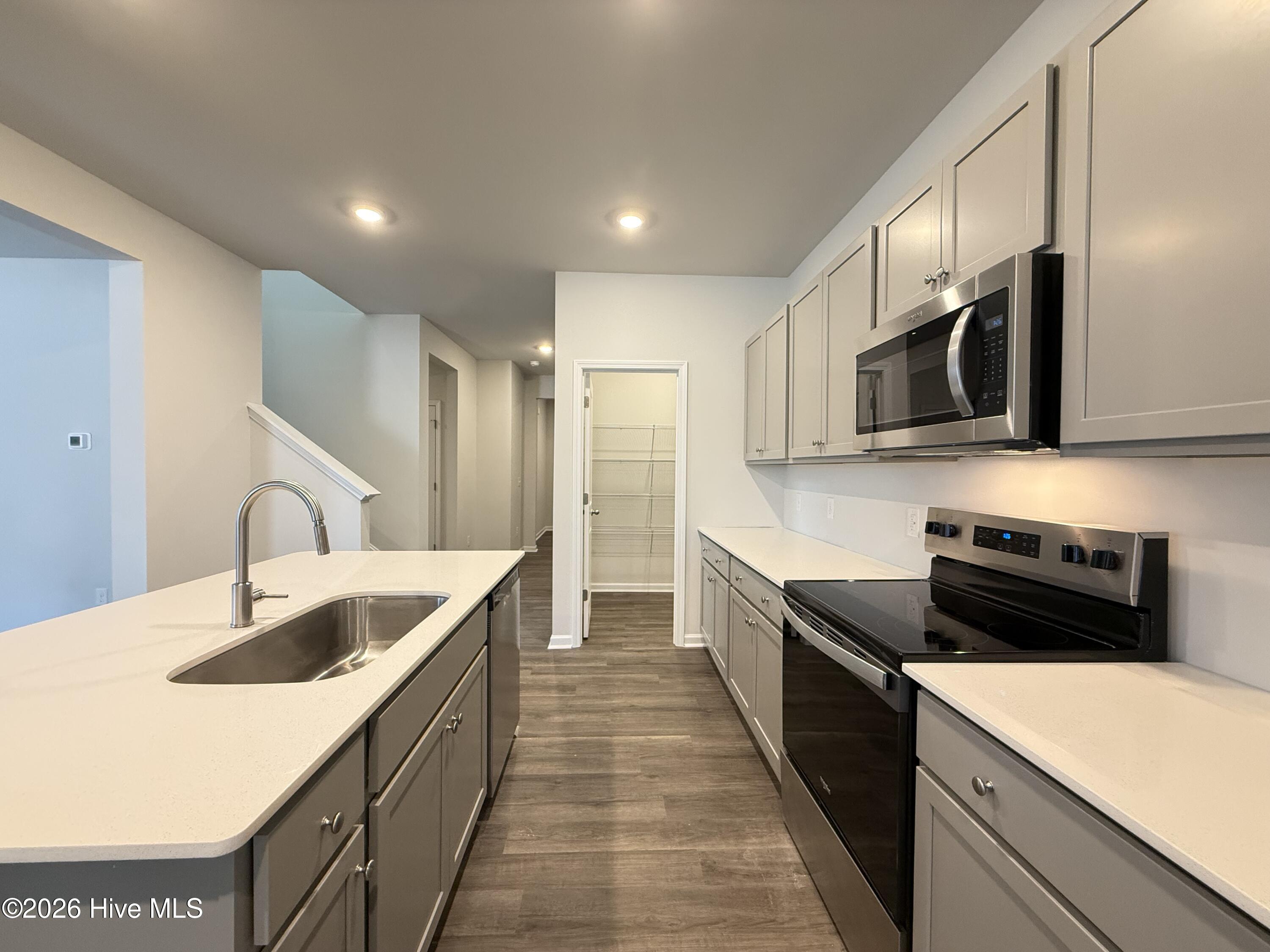 100526305 | Photo 12