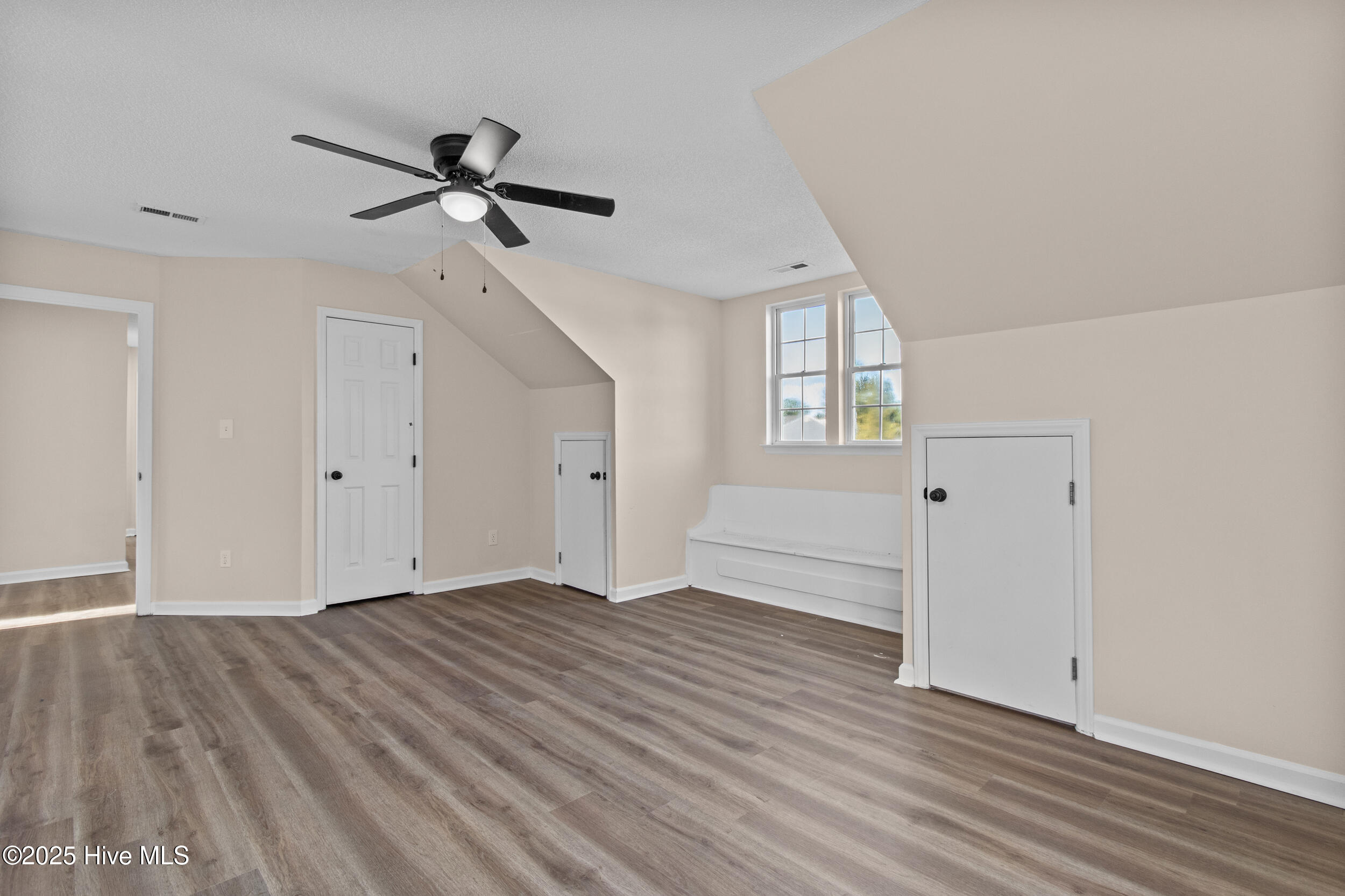 100561425 | Photo 31