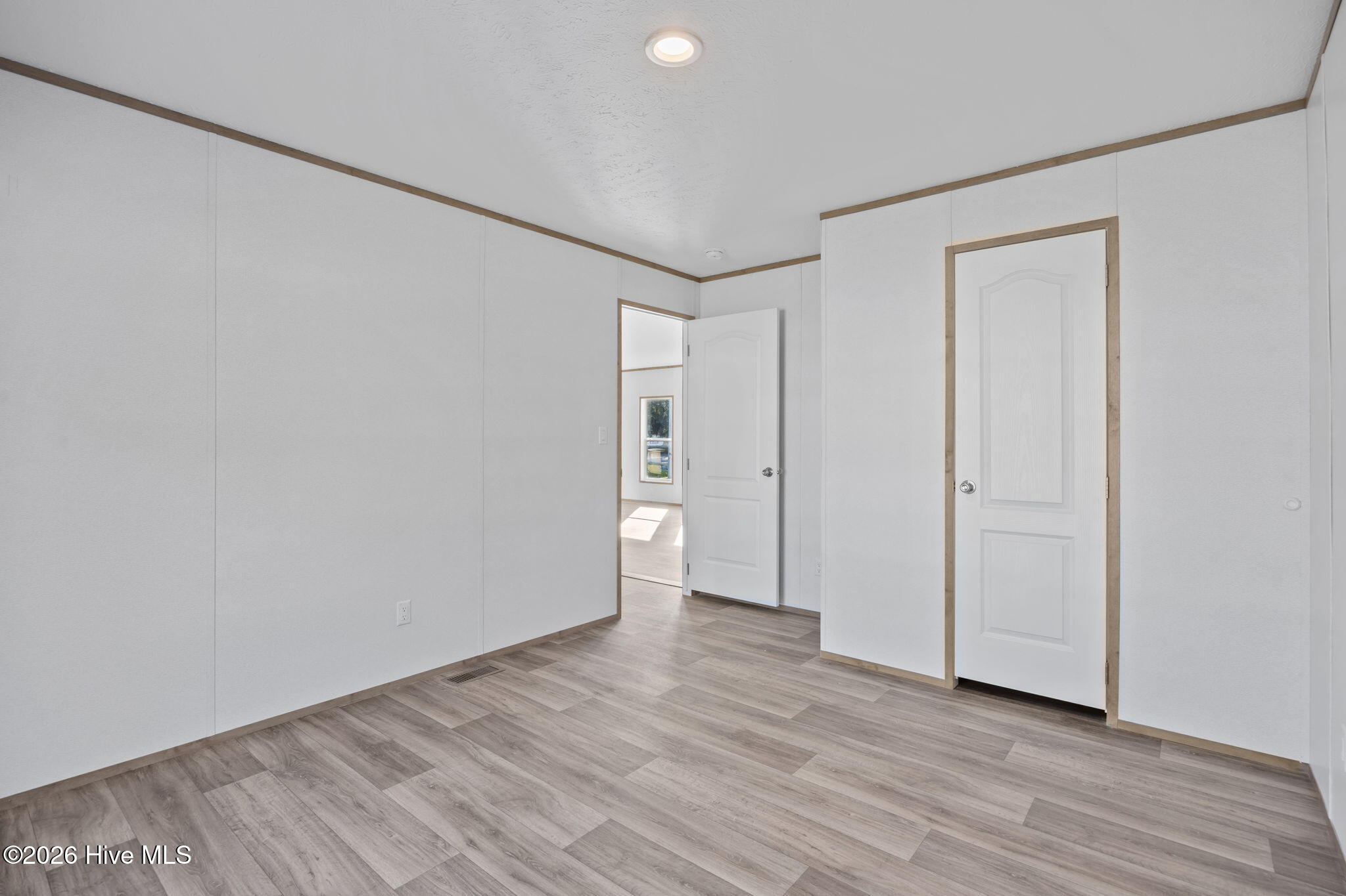 100561520 | Photo 26