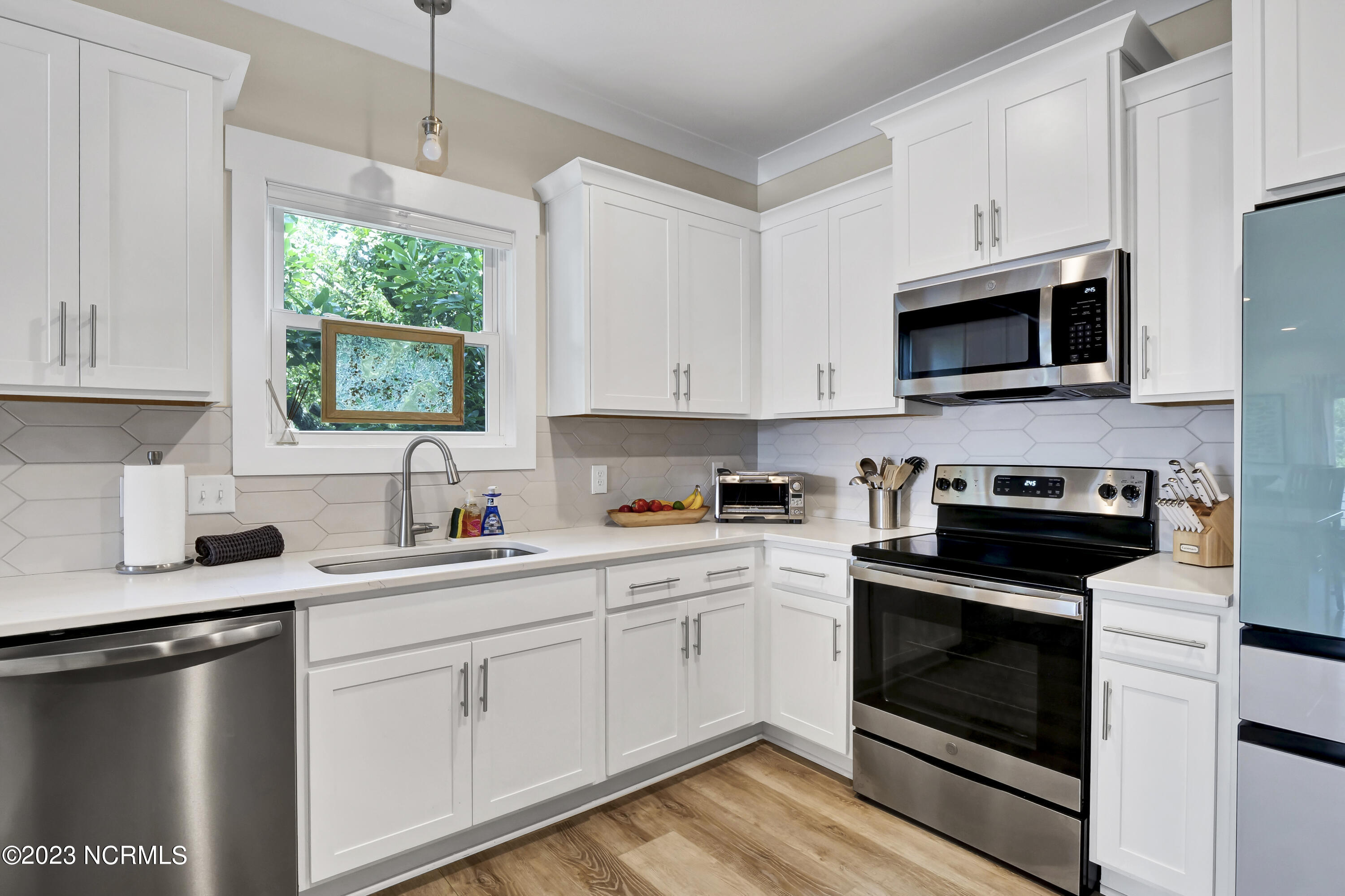 100526223 | Photo 13