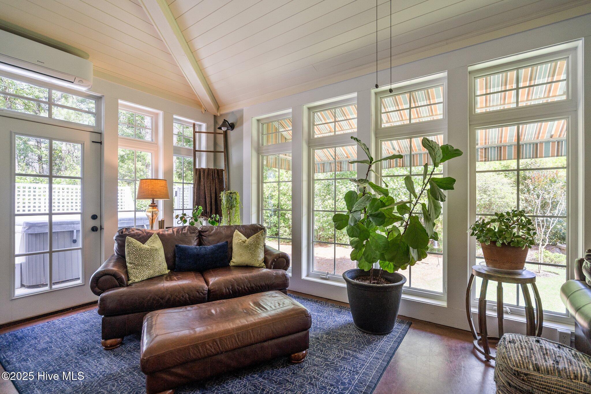 100565962 | Photo 38