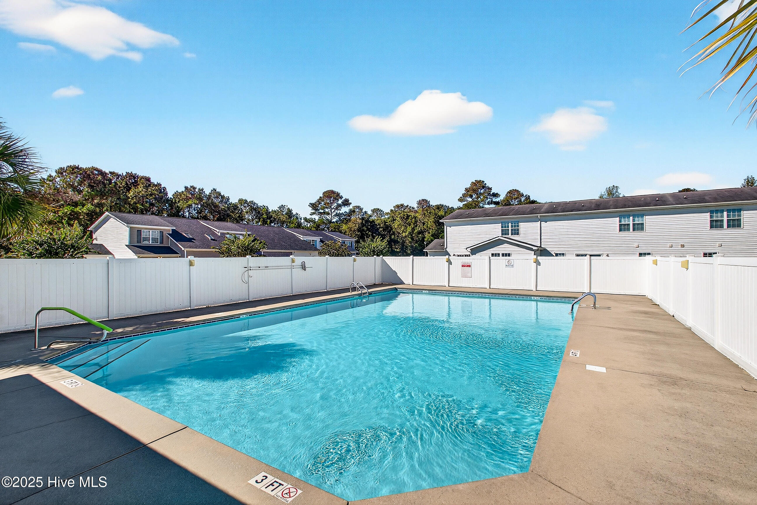 100537244 | Photo 30