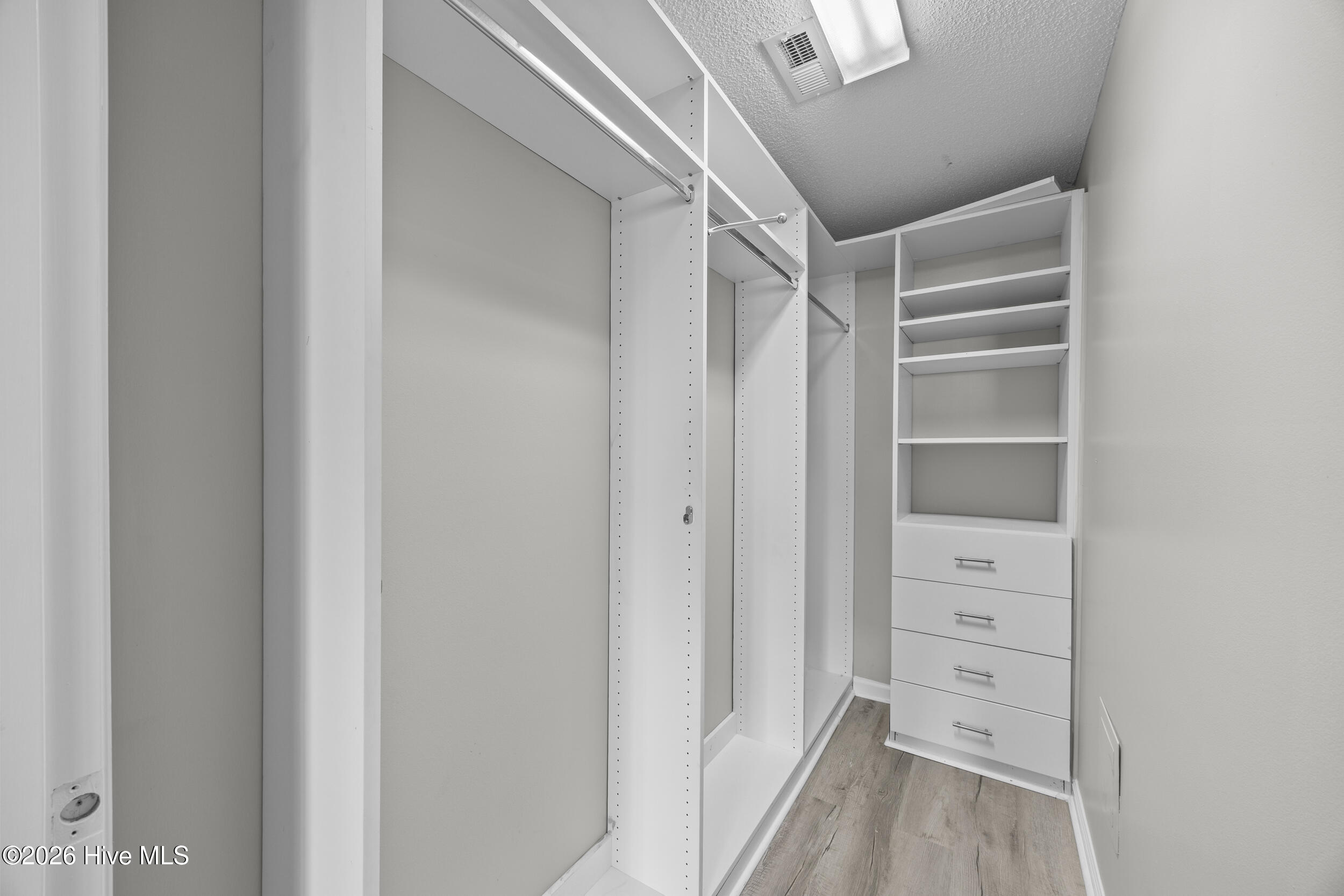 100549678 | Photo 19