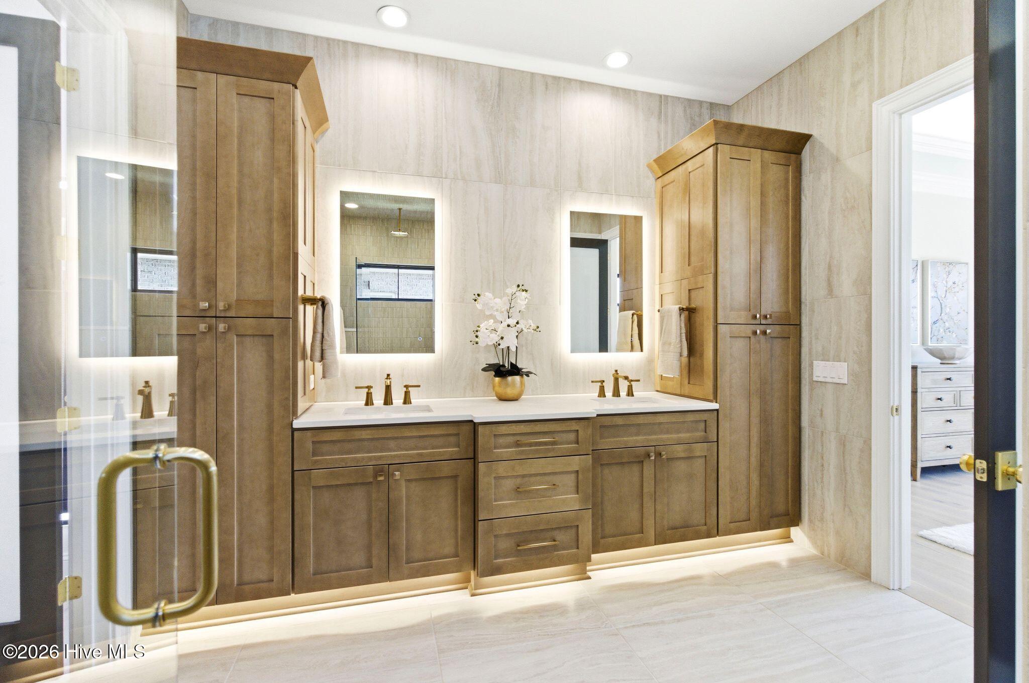 100570119 | Photo 38