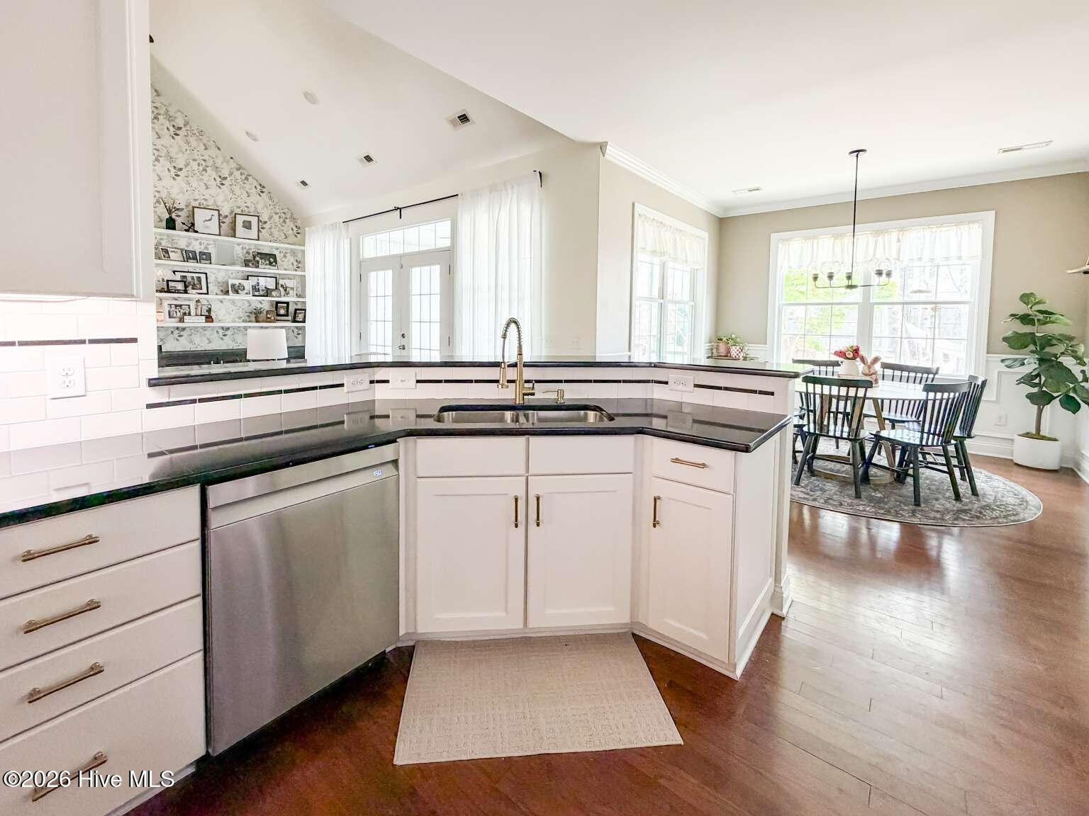 100566099 | Photo 10