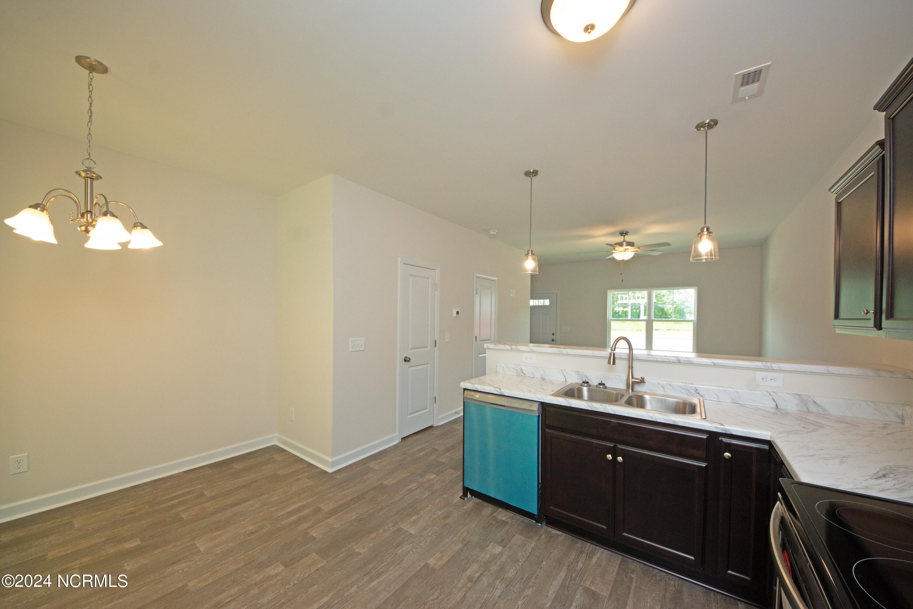 100561401 | Photo 11