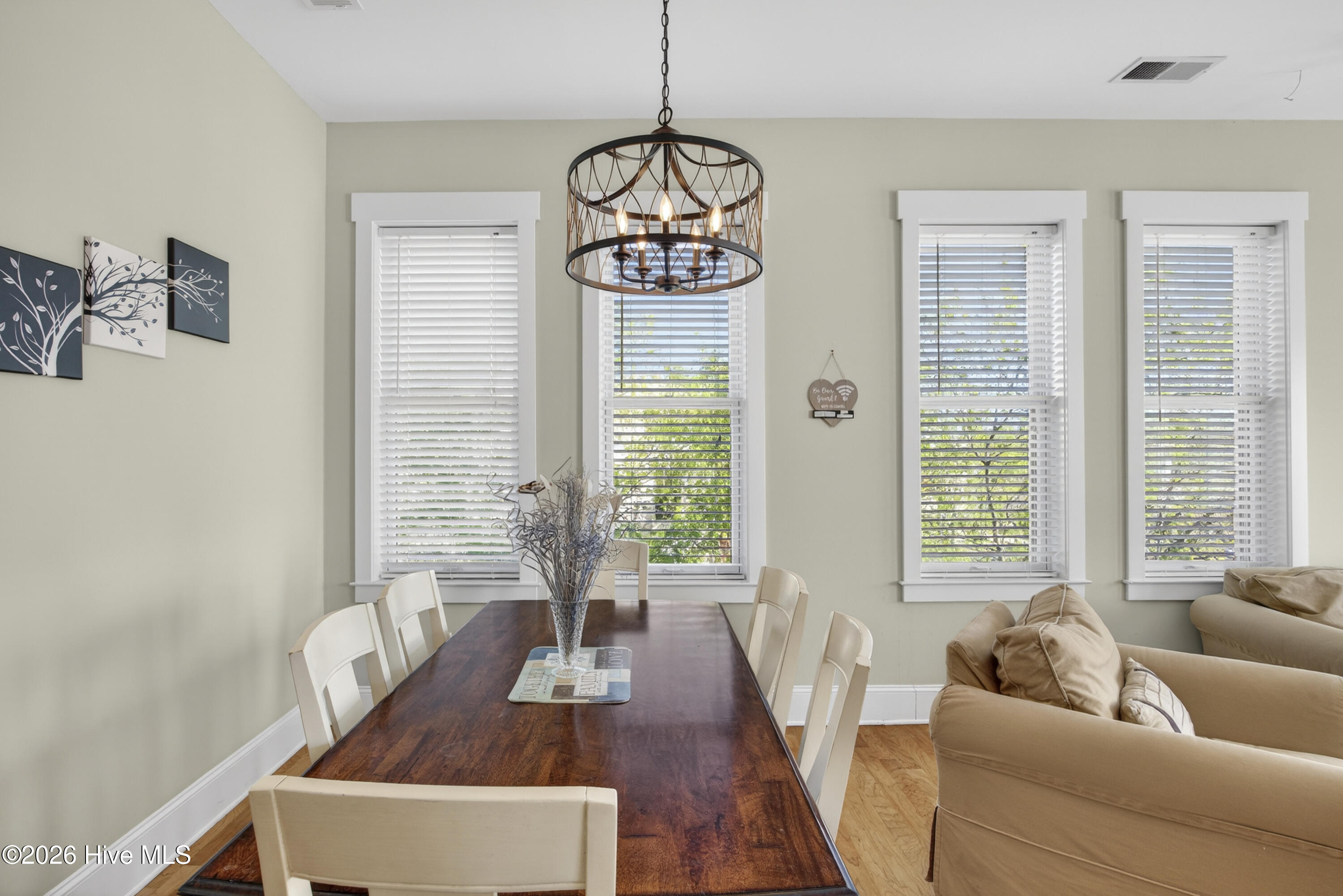 100562157 | Photo 16