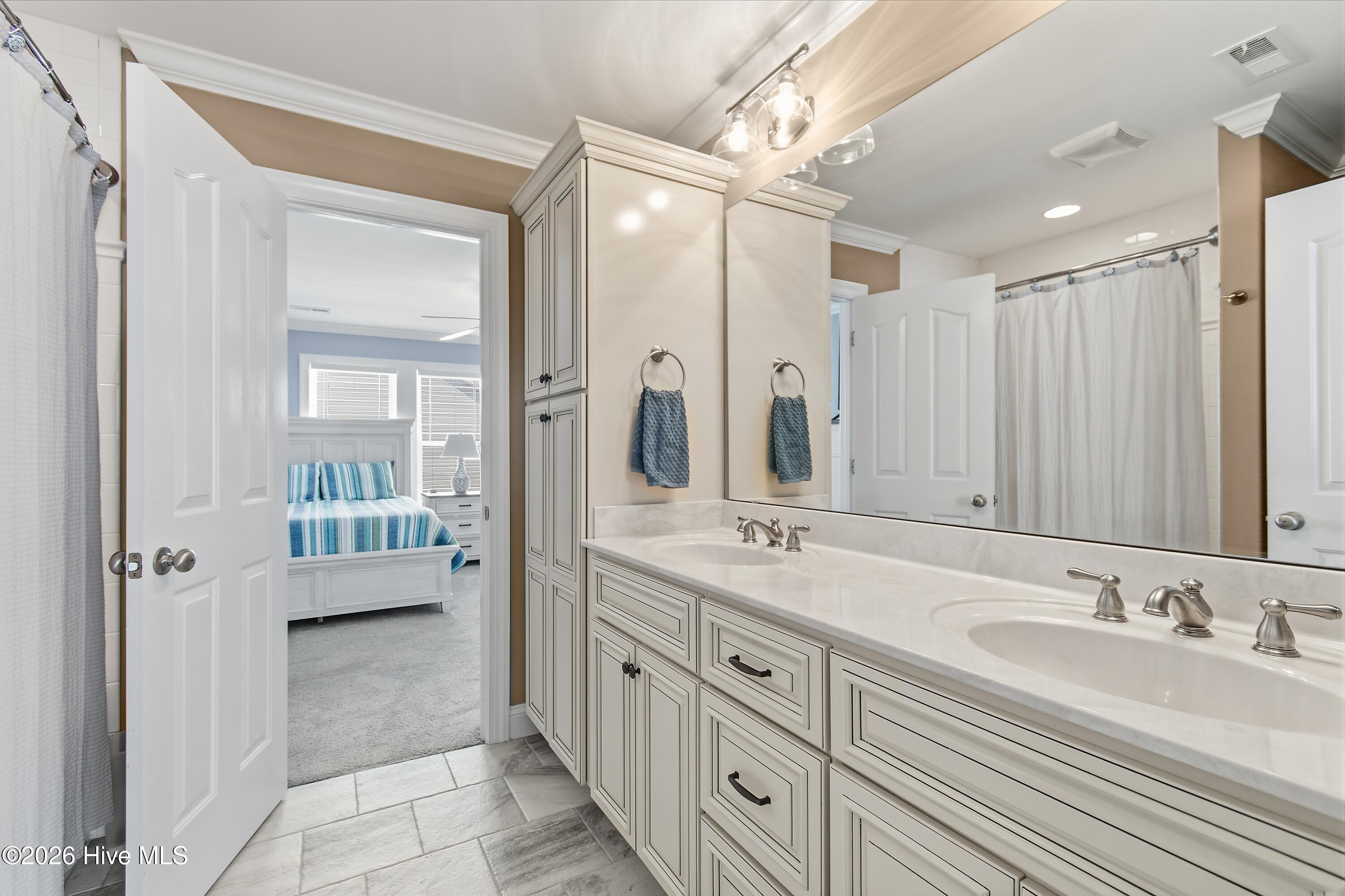 100563777 | Photo 34