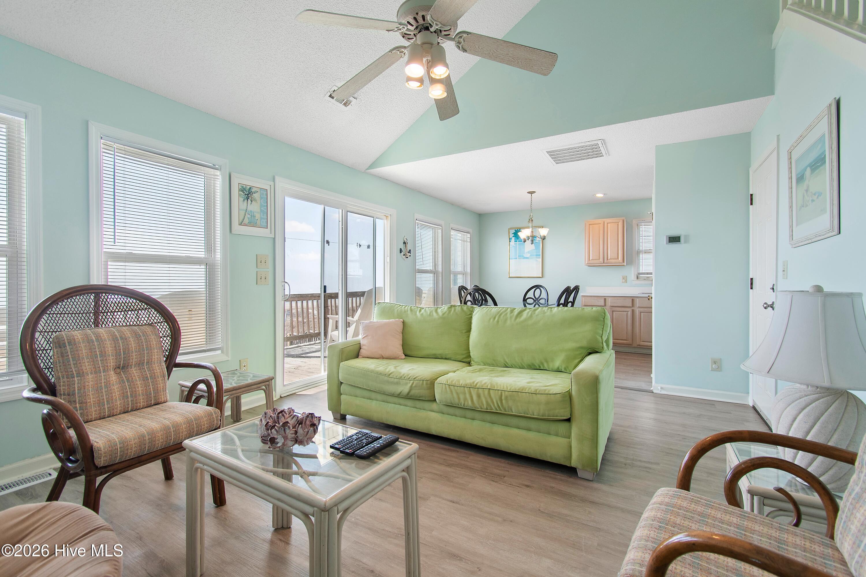 100558729 | Photo 14