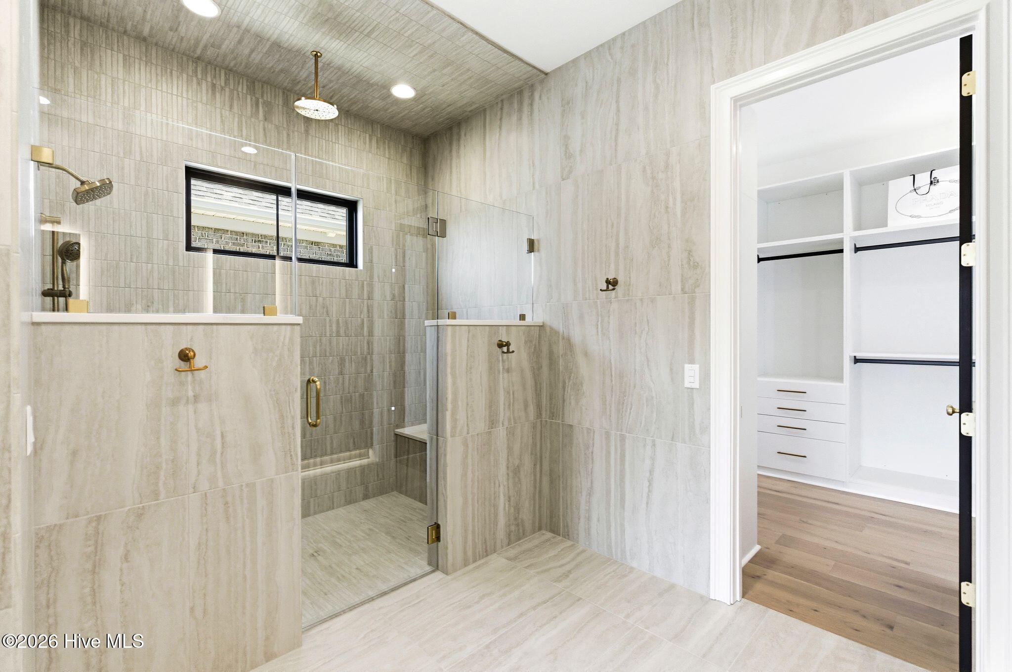 100570119 | Photo 40