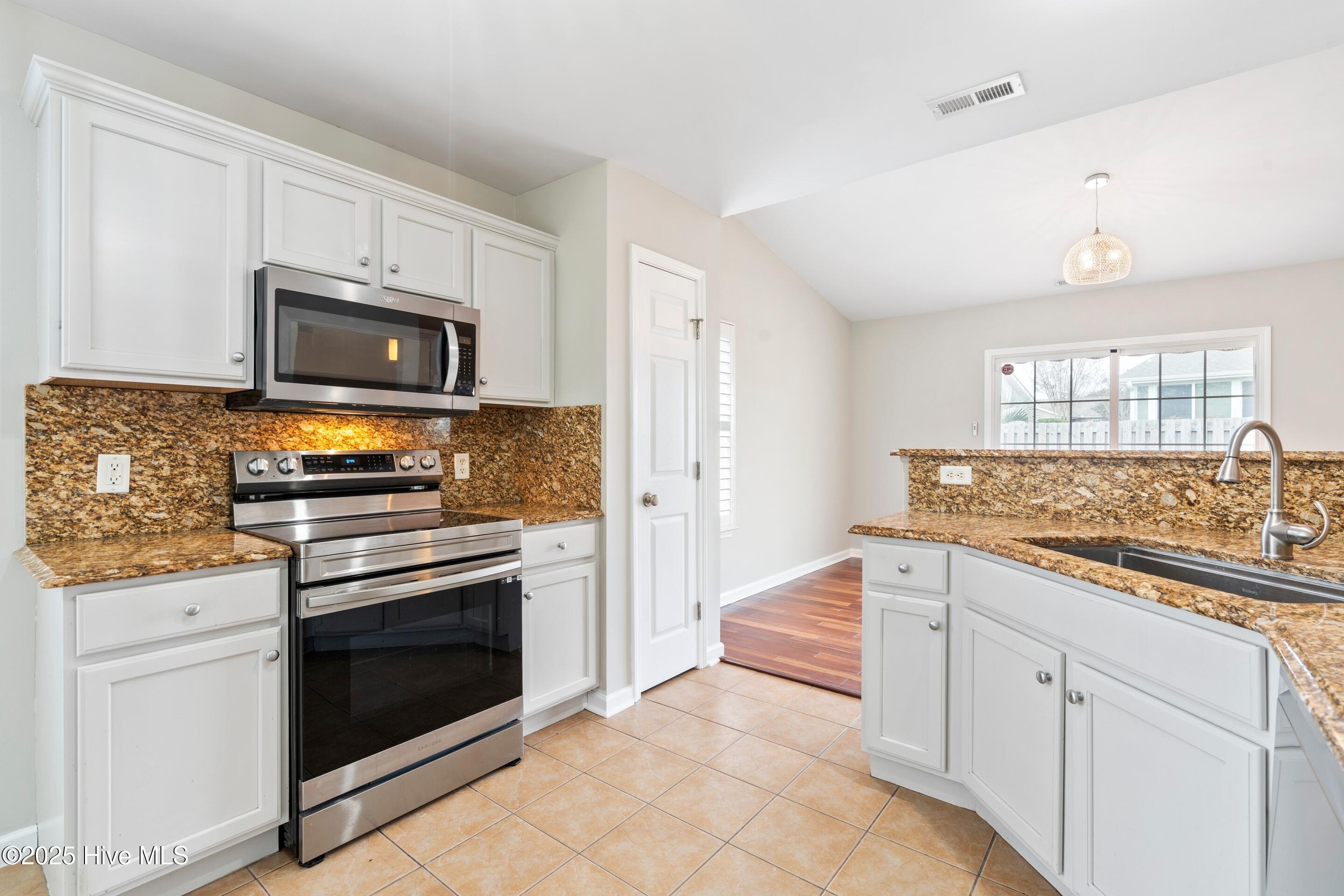 100538877 | Photo 14