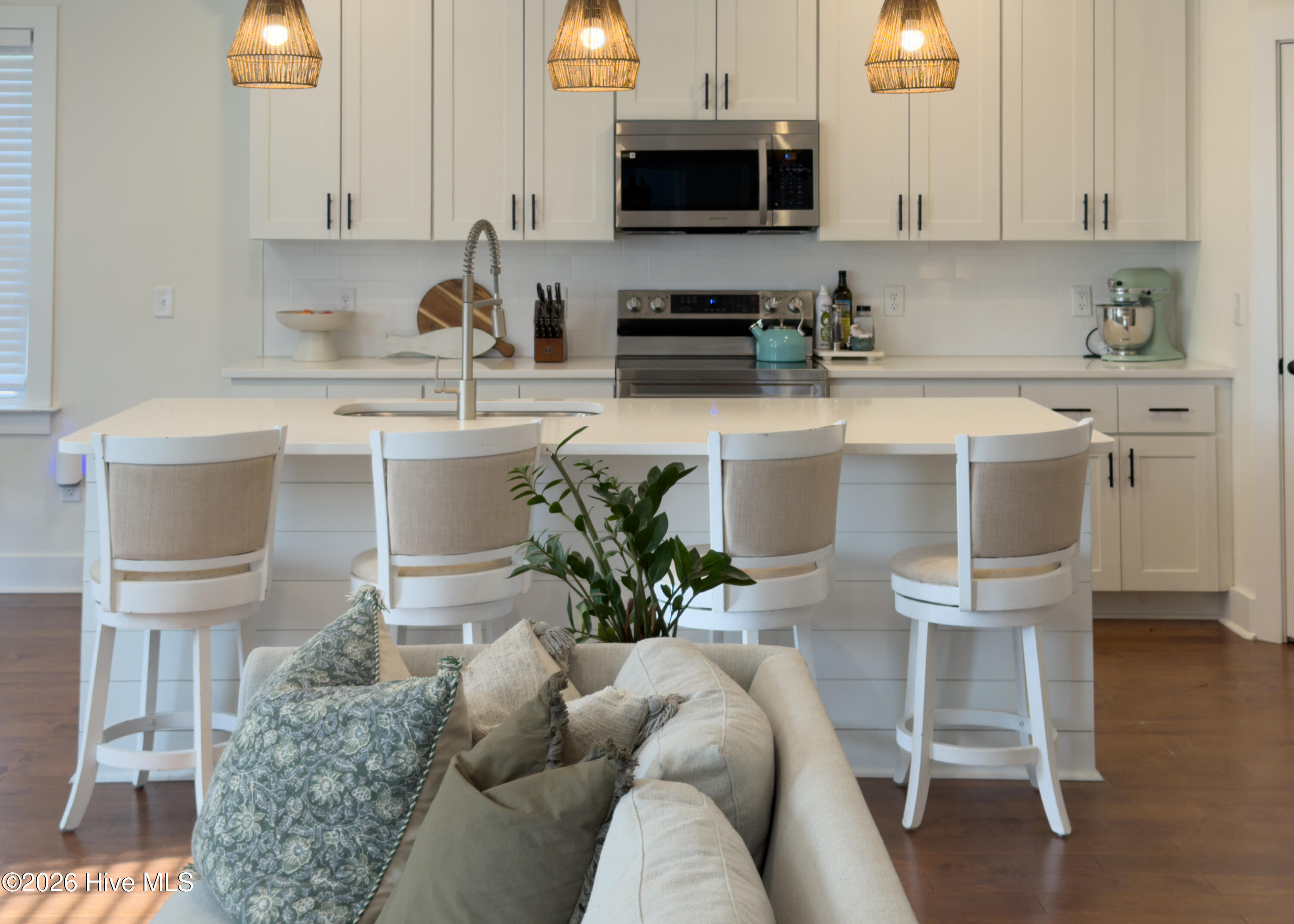 100548609 | Photo 16