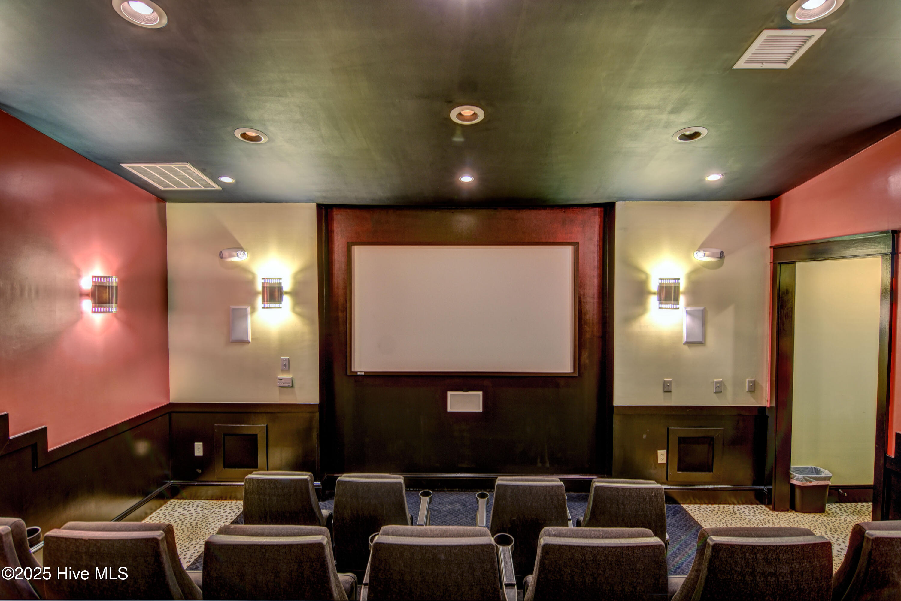 100510671 | Photo 37