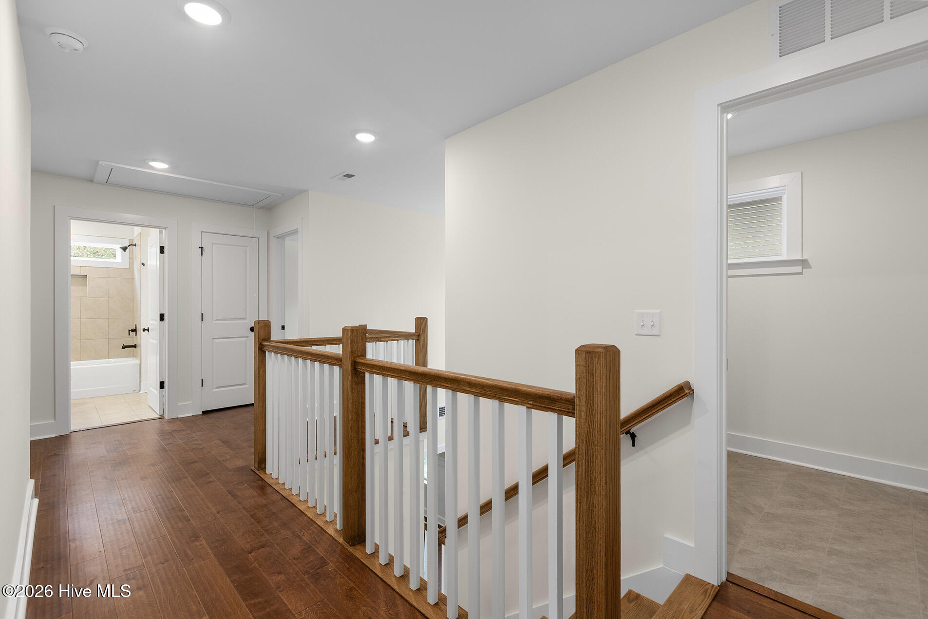 100544259 | Photo 24