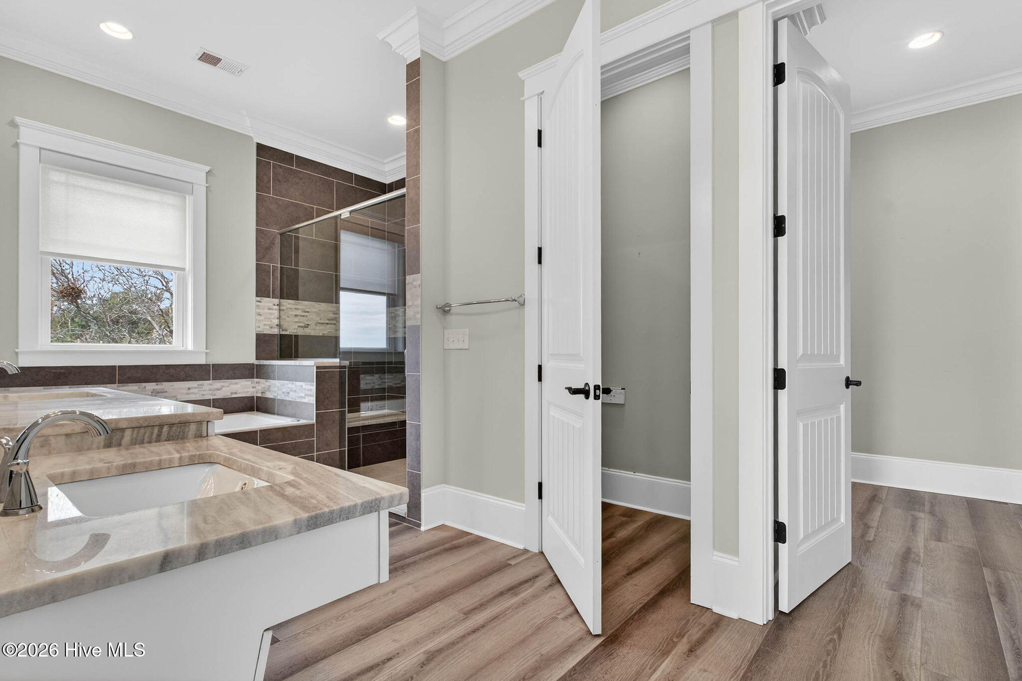 100563982 | Photo 29