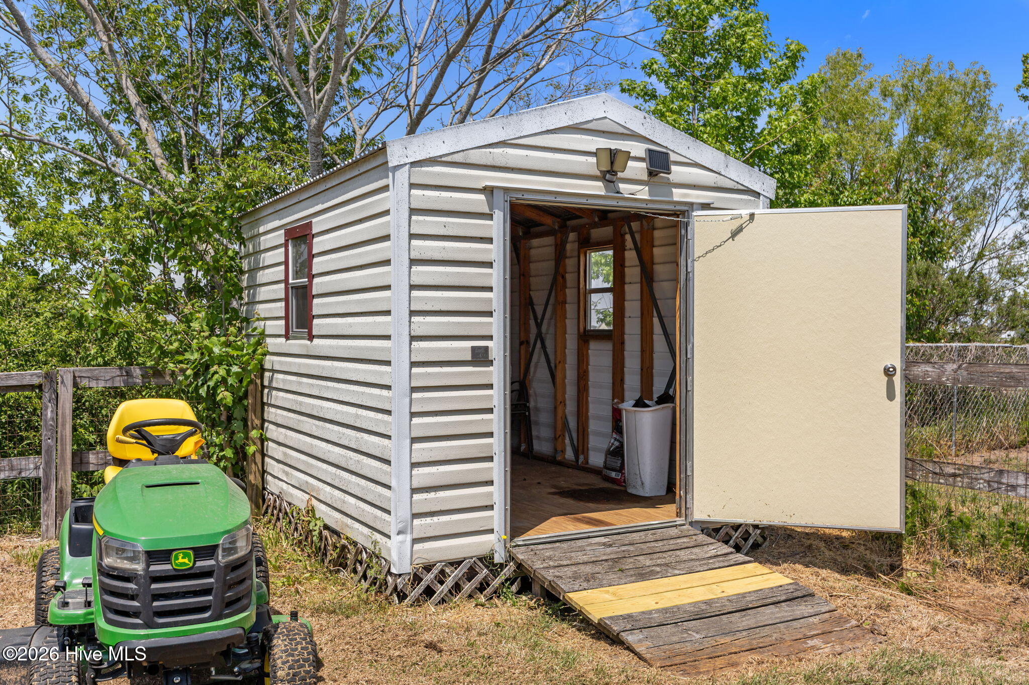 100569834 | Photo 41