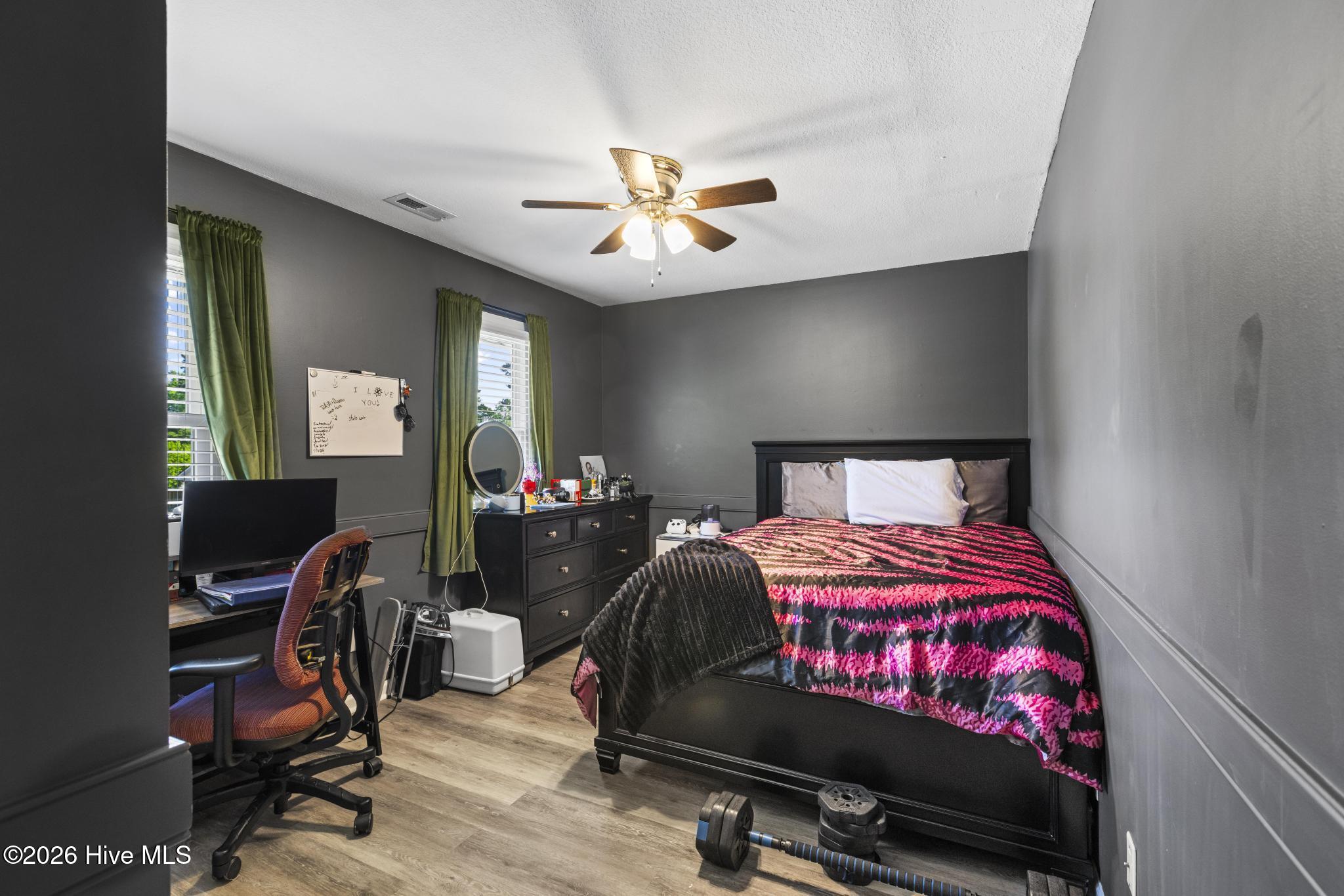 100568439 | Photo 37