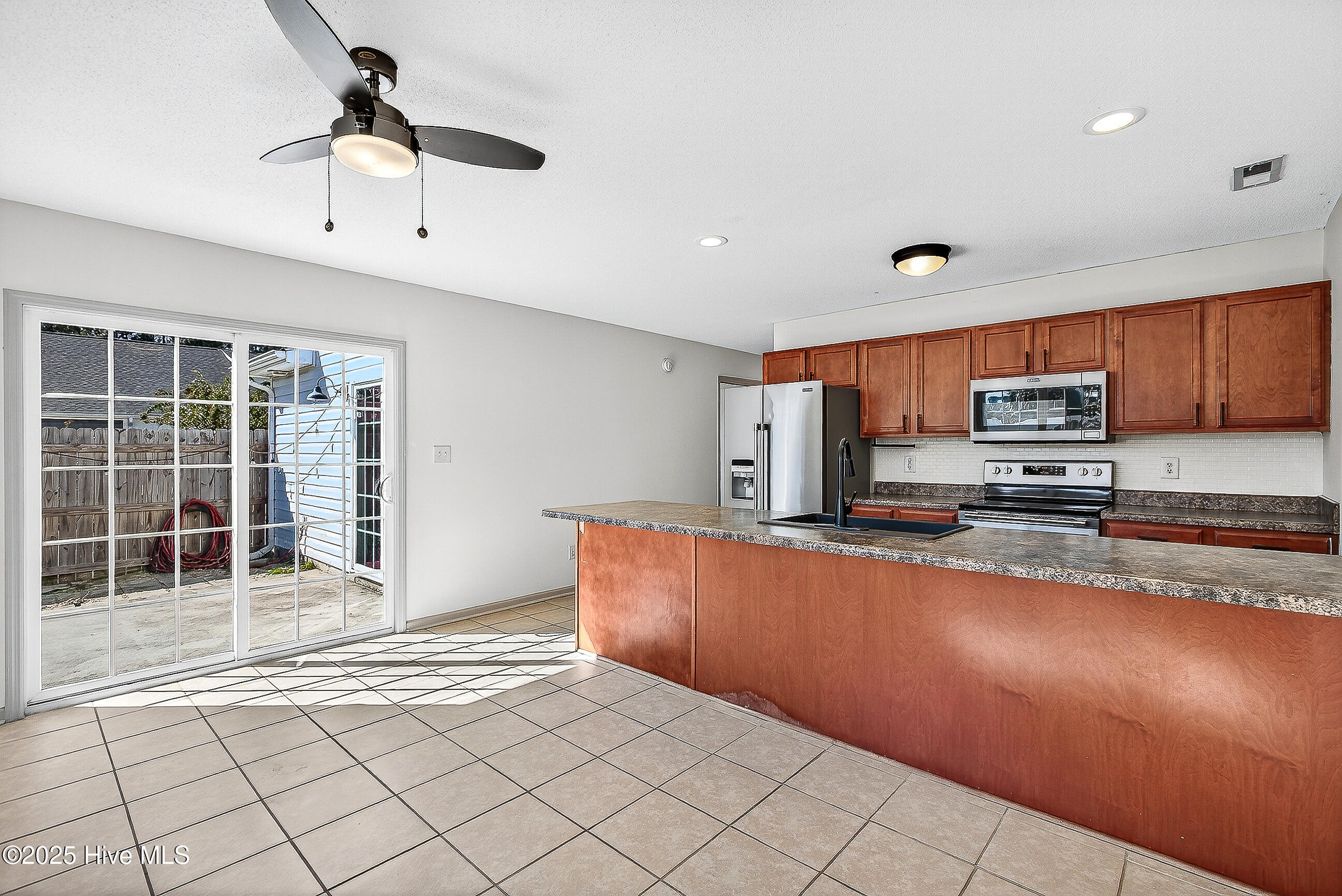 100537244 | Photo 11