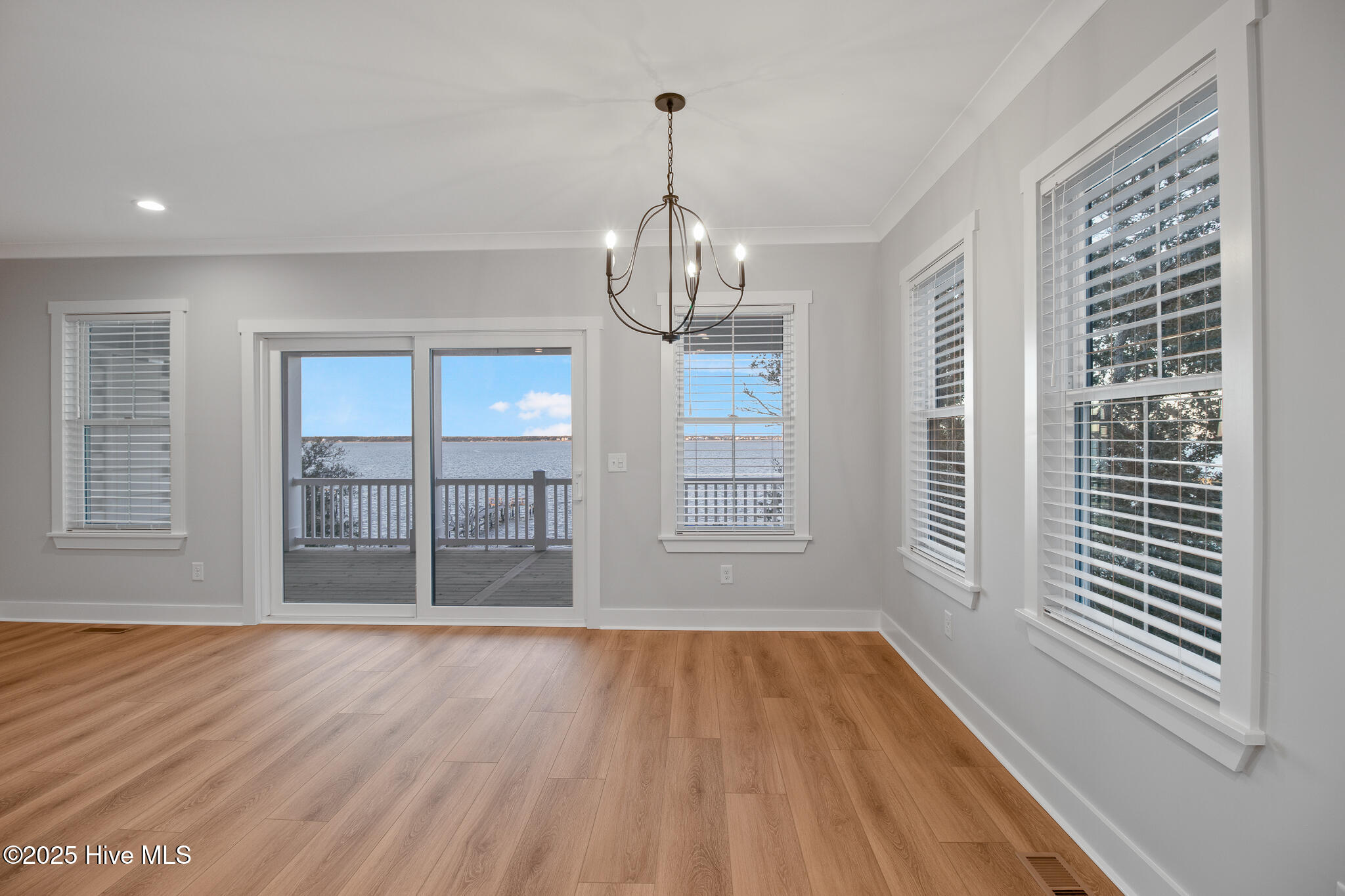 100545973 | Photo 10