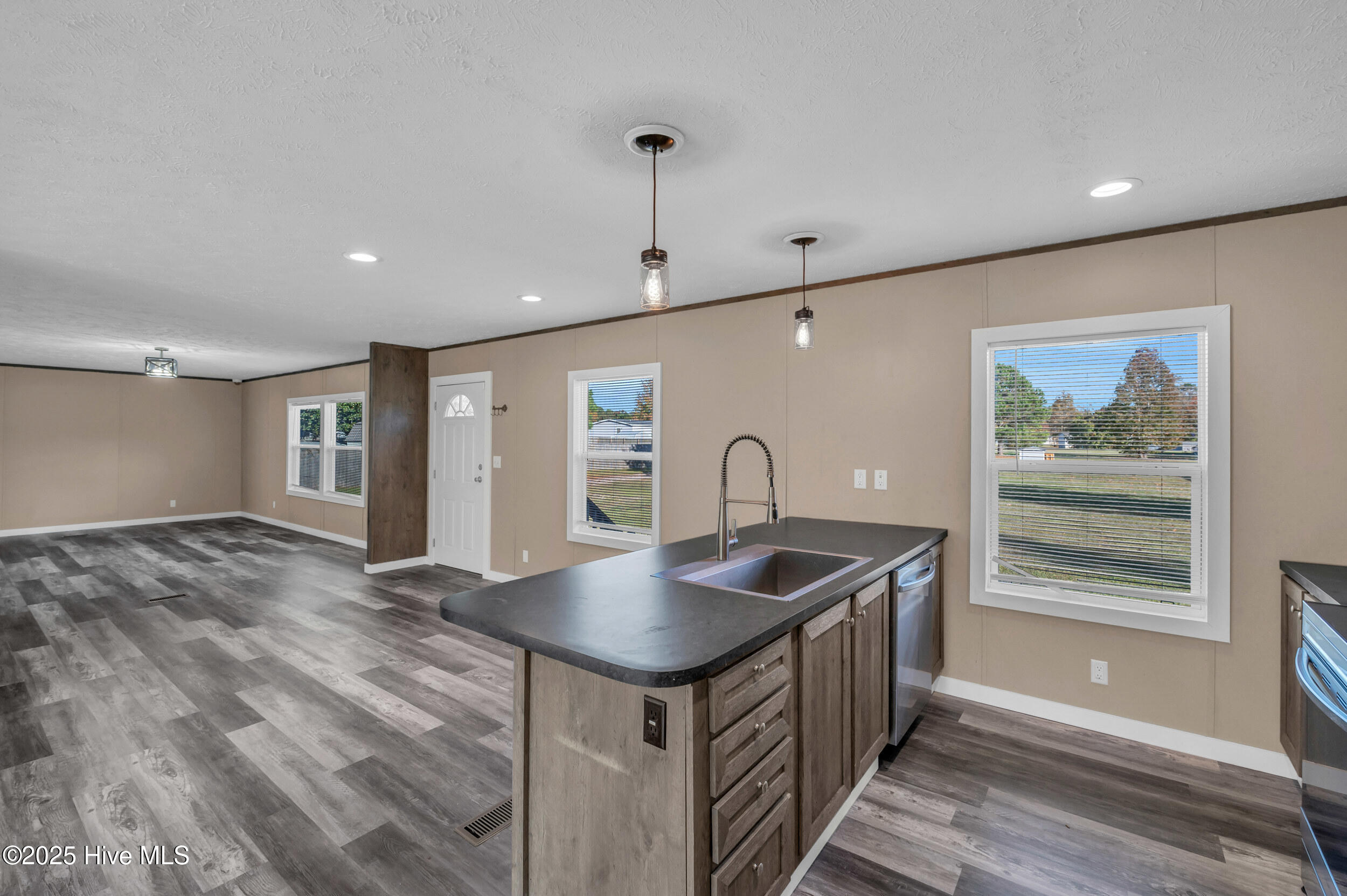 100540708 | Photo 14