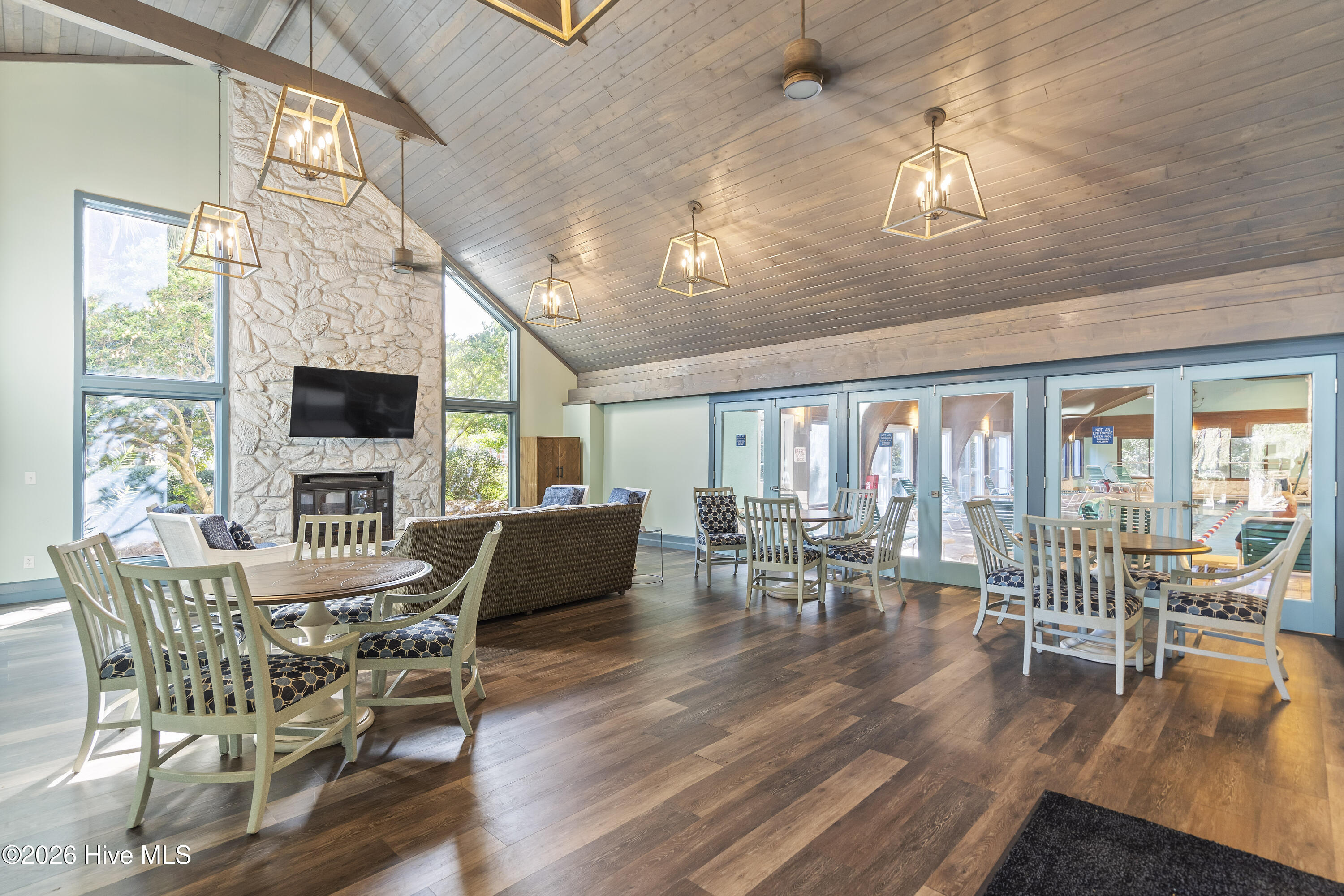 100552987 | Photo 32