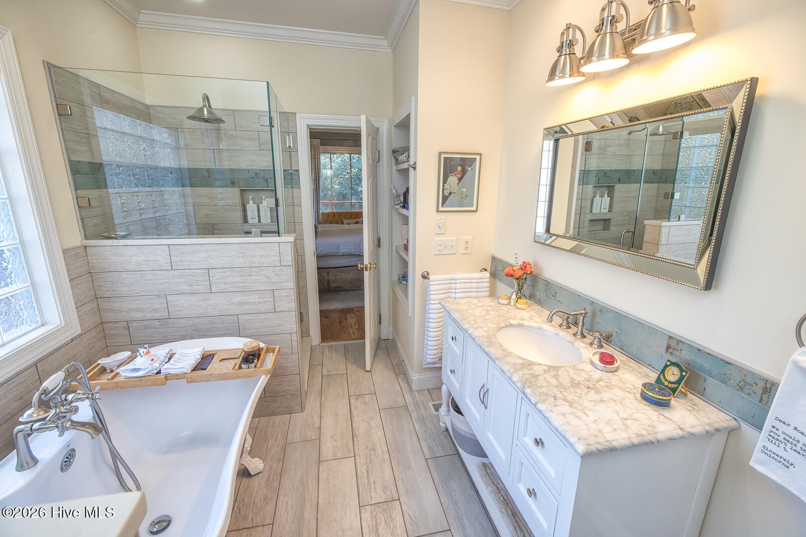 100550296 | Photo 28