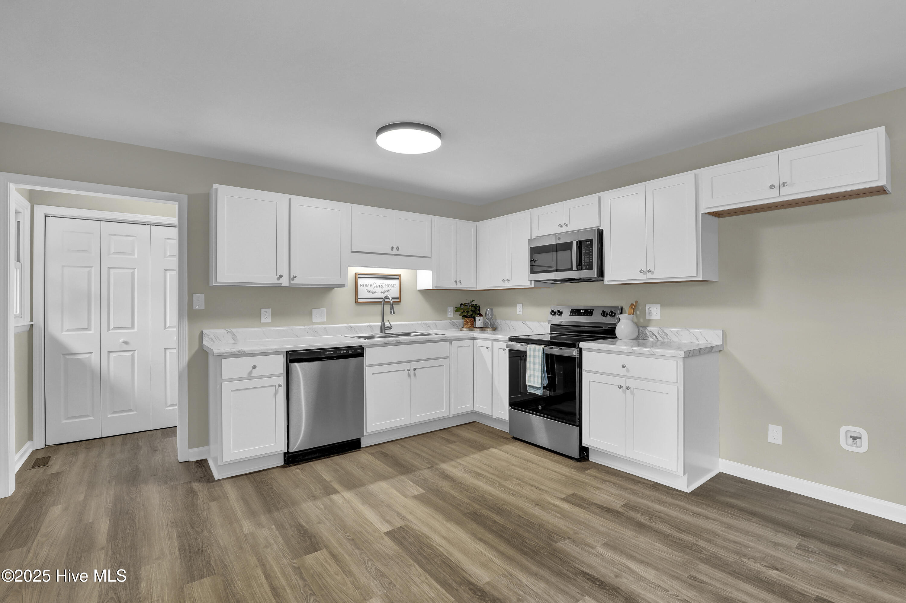 100542523 | Photo 10