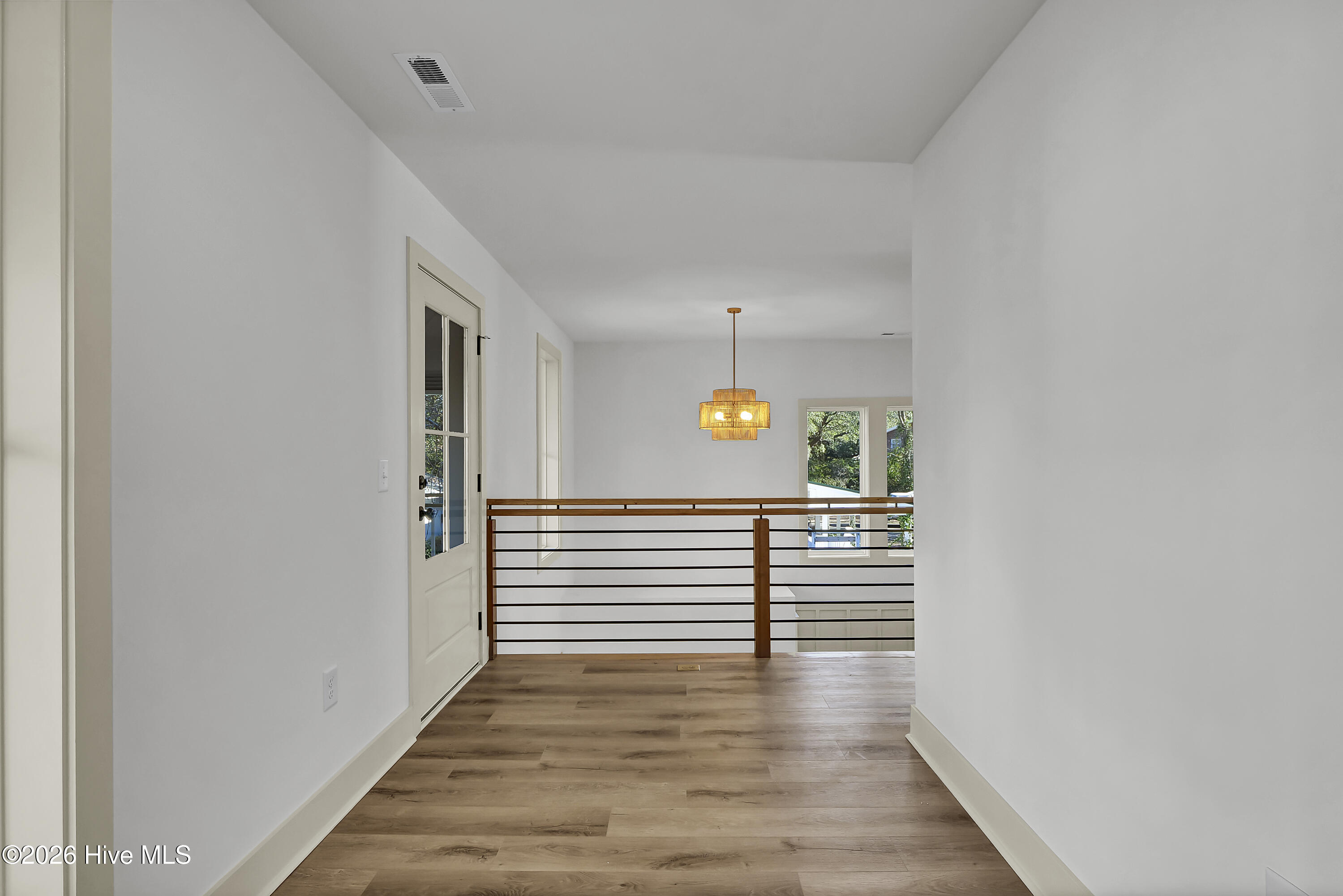 100549345 | Photo 18