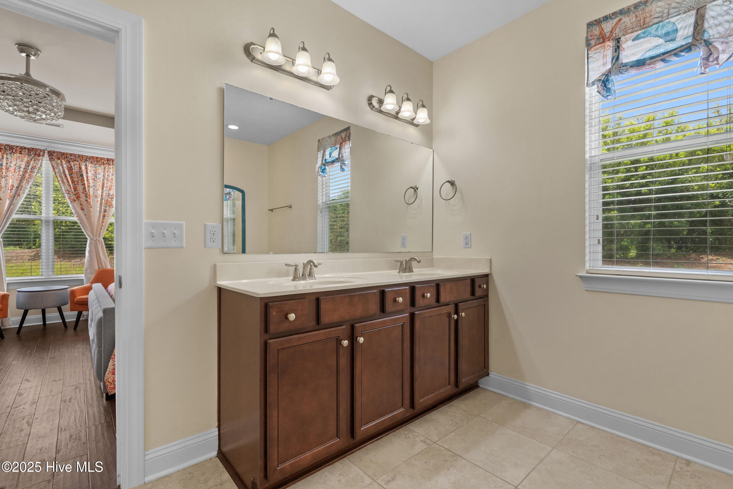 100527914 | Photo 18