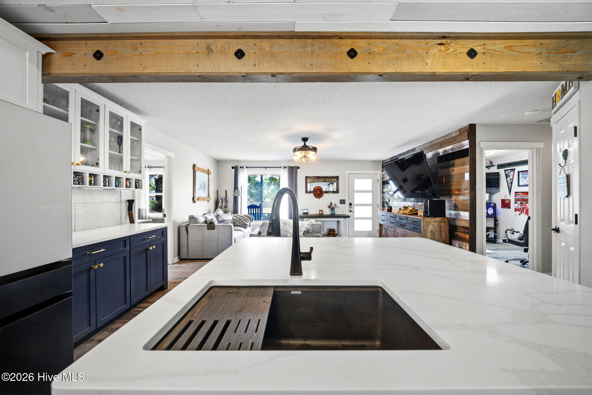 100569227 | Photo 19