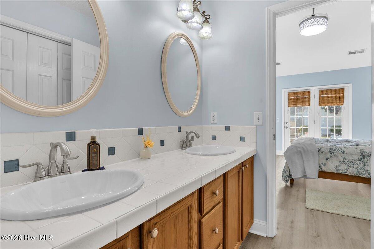 100565579 | Photo 38