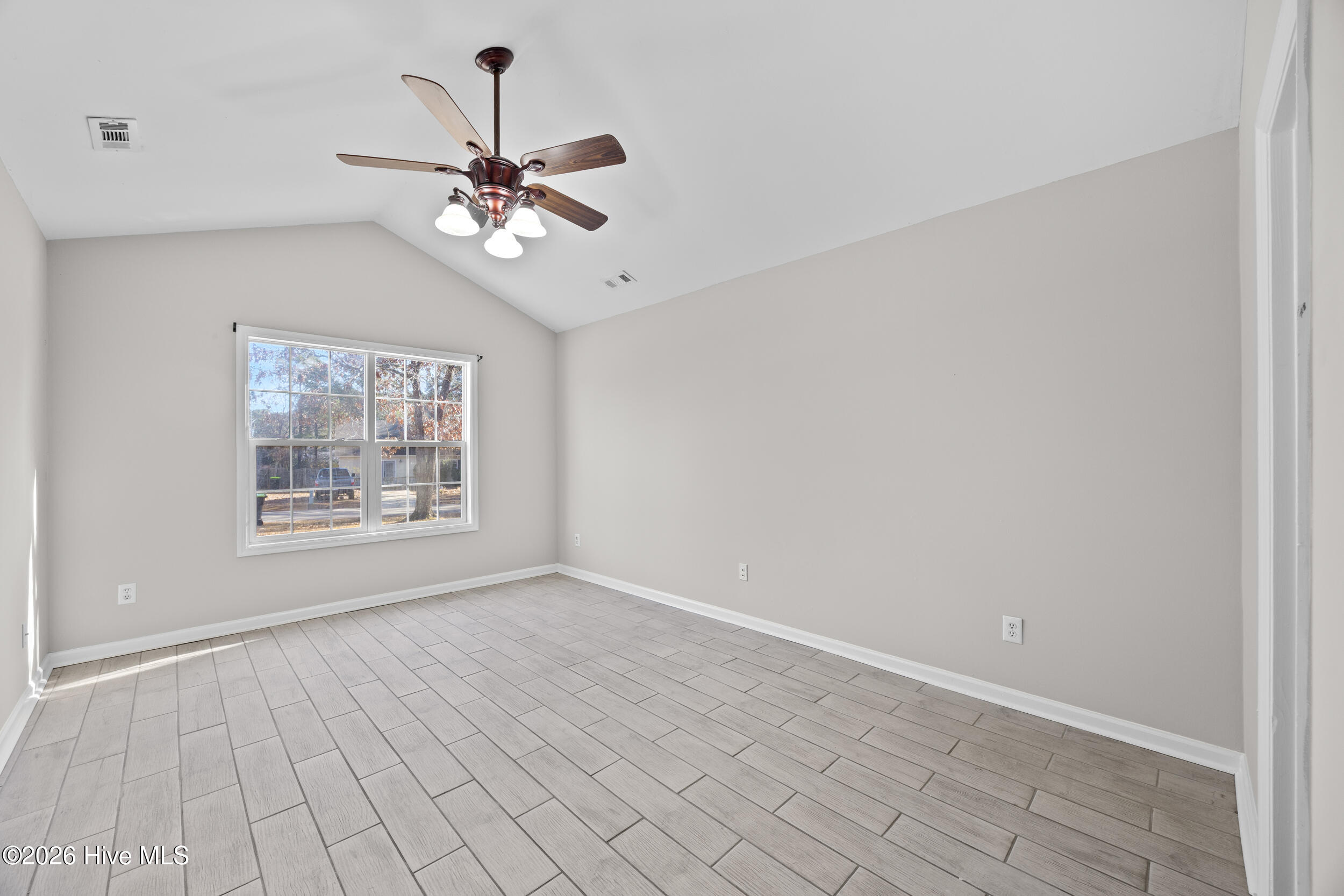 100548509 | Photo 12